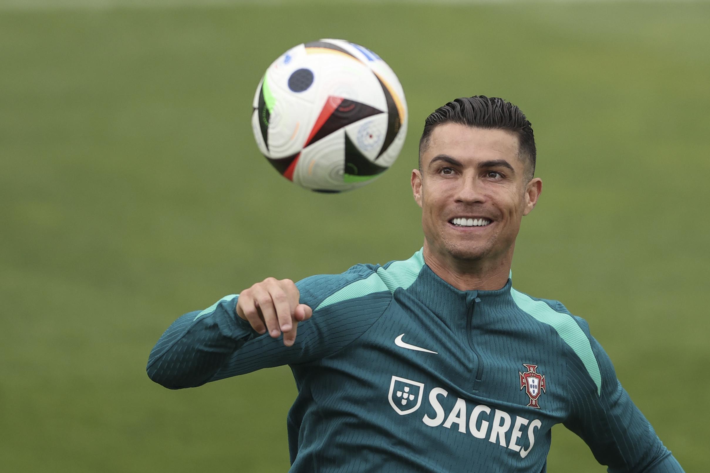 Cristiano Ronaldo de Portugal asiste a una sesión de entrenamiento en Oeiras, Portugal.