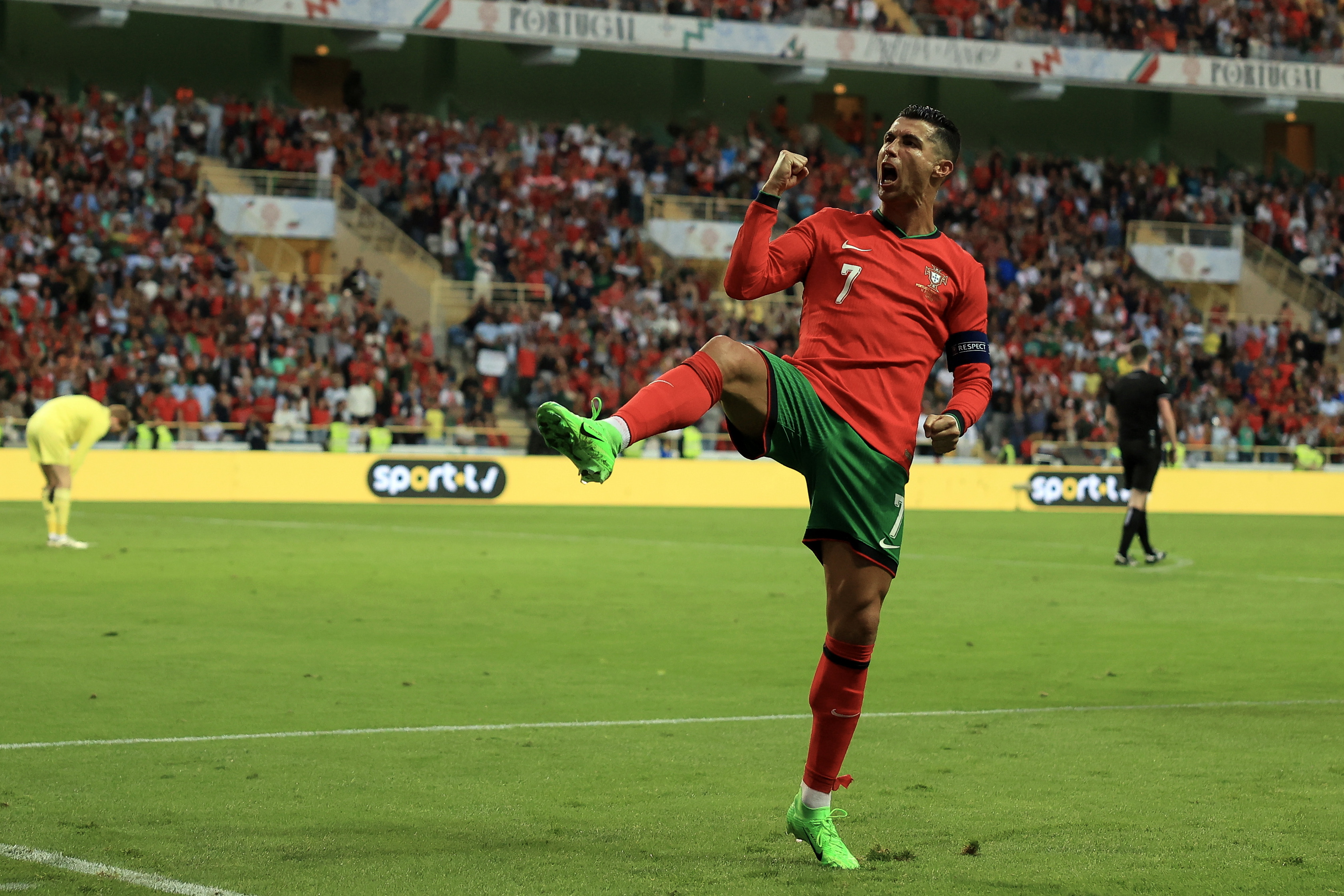 Cristiano Ronaldo celebrando uno de sus dos goles.