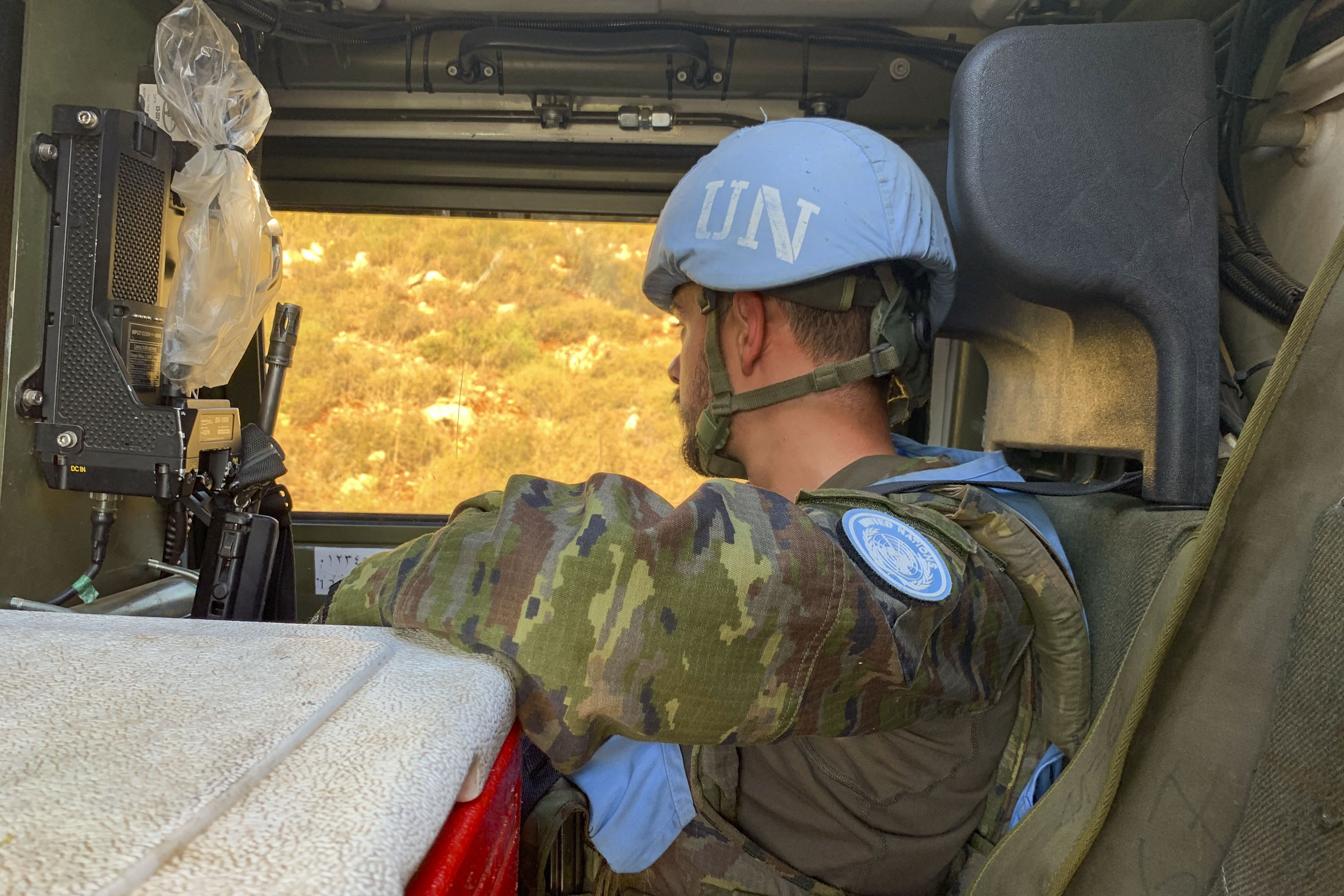 Un militar español durante una patrulla de la misión de paz de la ONU en el Líbano . (Foto Prensa Libre: EFE)