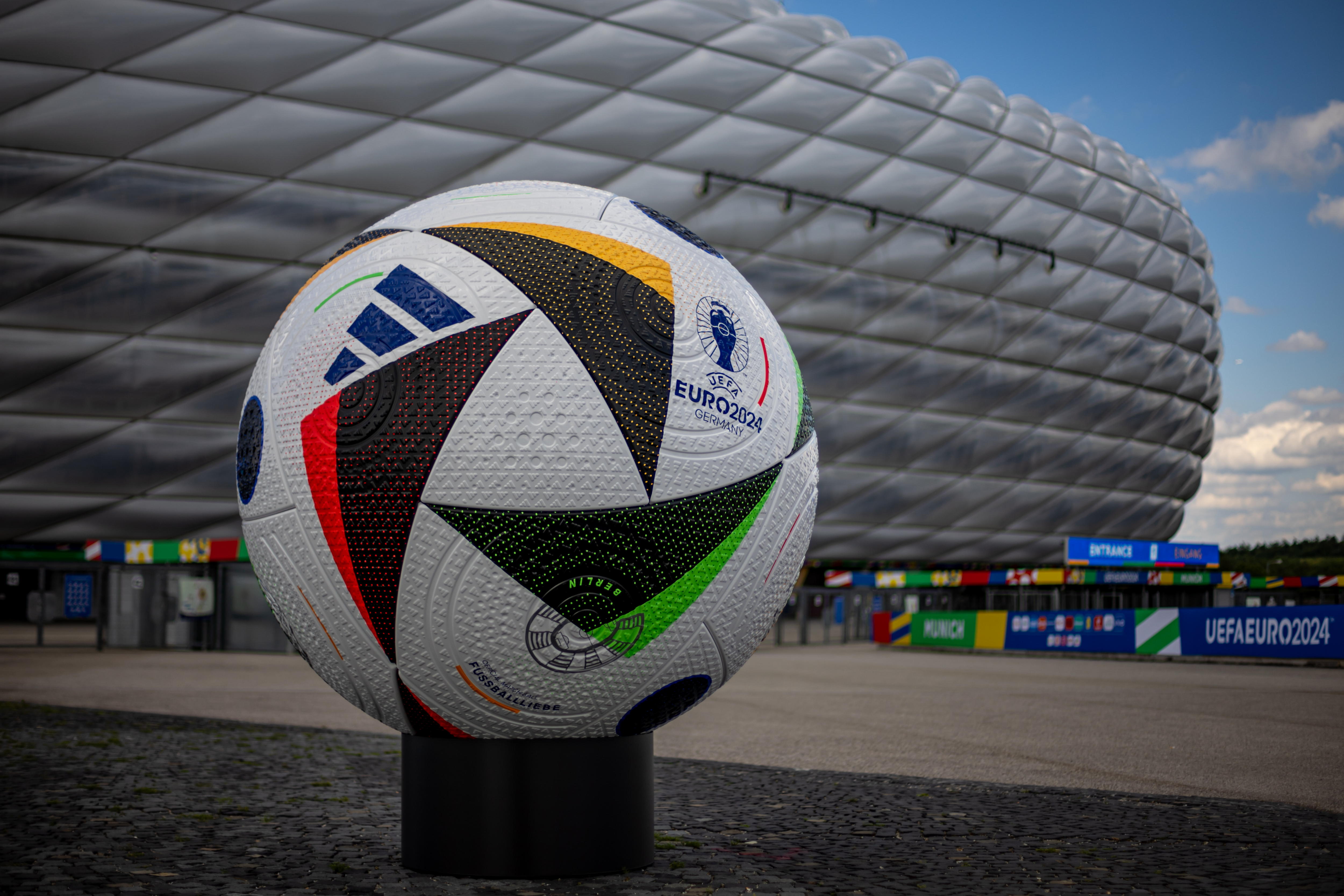 El balón oficial llamado: "Fussballliebe" está listo para rodar en Munich.