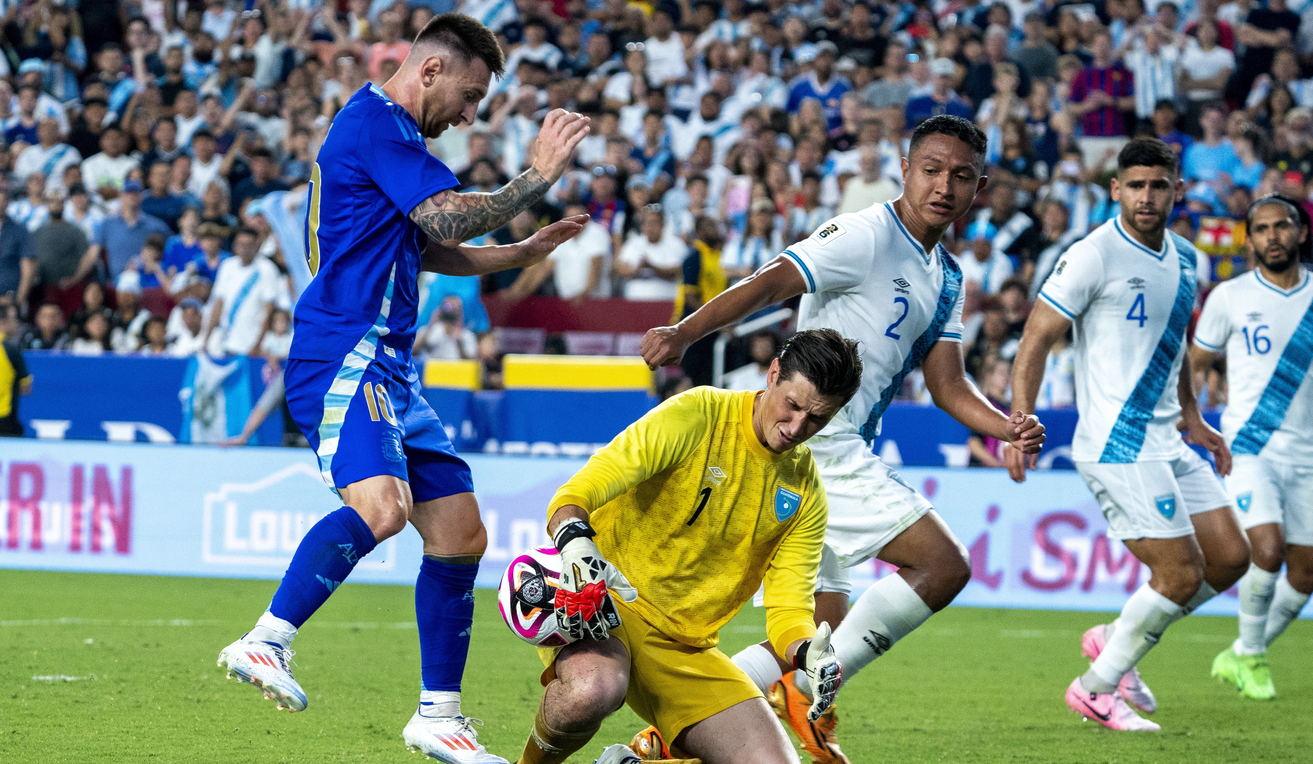 El argentino Lionel Messi en acción contra el portero de Guatemala Nicholas Hagen durante el partido amistoso entre Argentina y Guatemala.