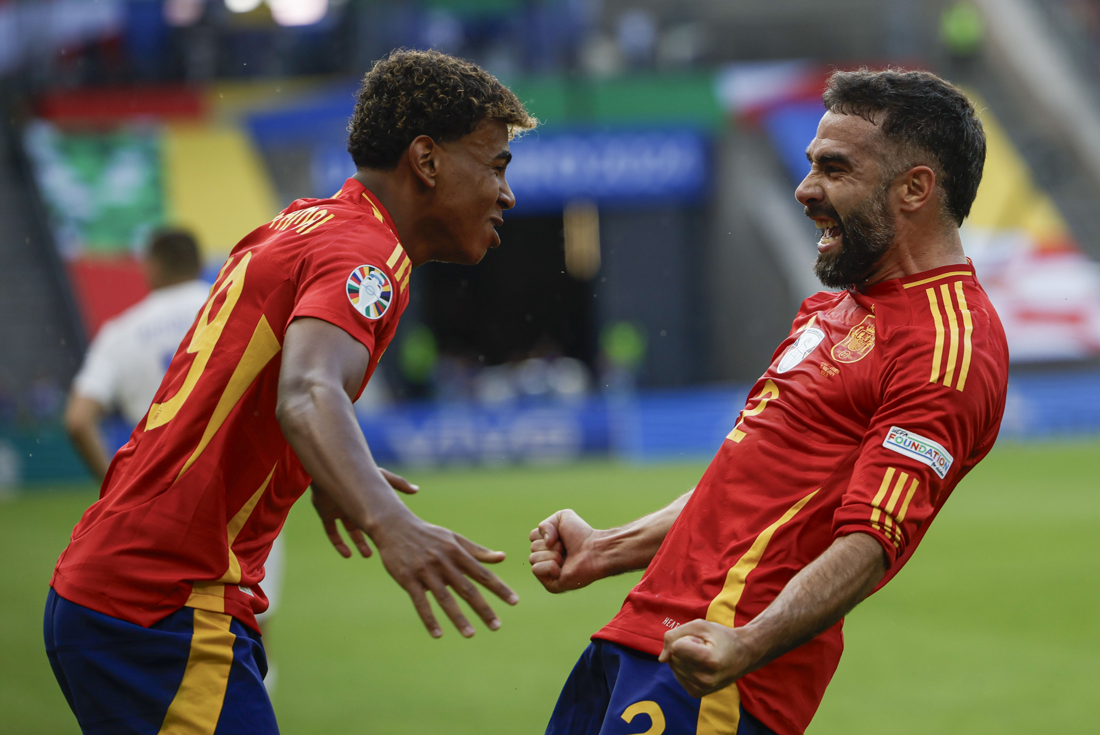Lamine Yamal y Daniel Carvajal celebrando el tercer gol español.