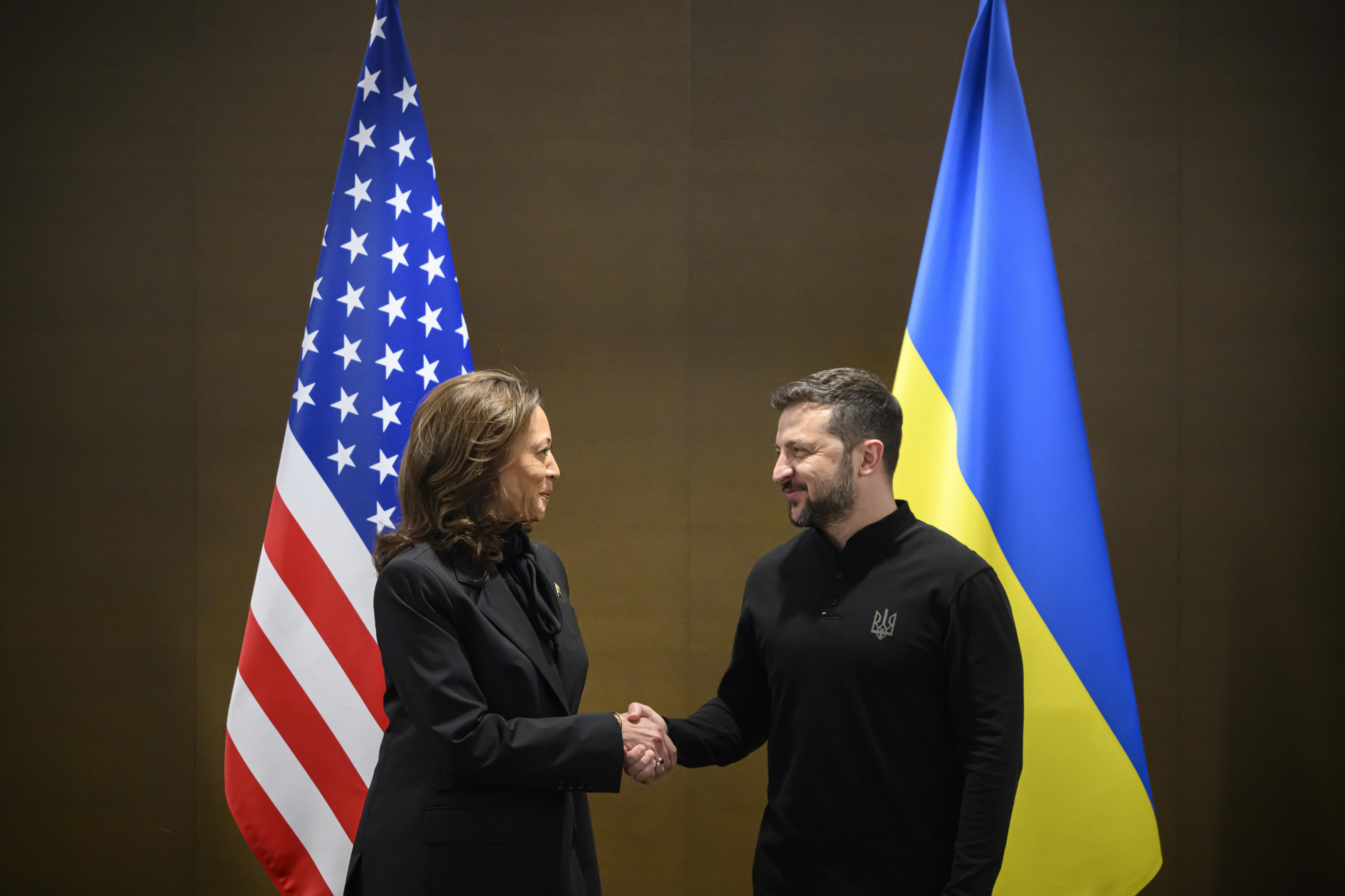 Volodimir Zelenski (derecha) y Kamala Harris (izquierda) volverán a encontrarse, pero ahora en Estados Unidos.