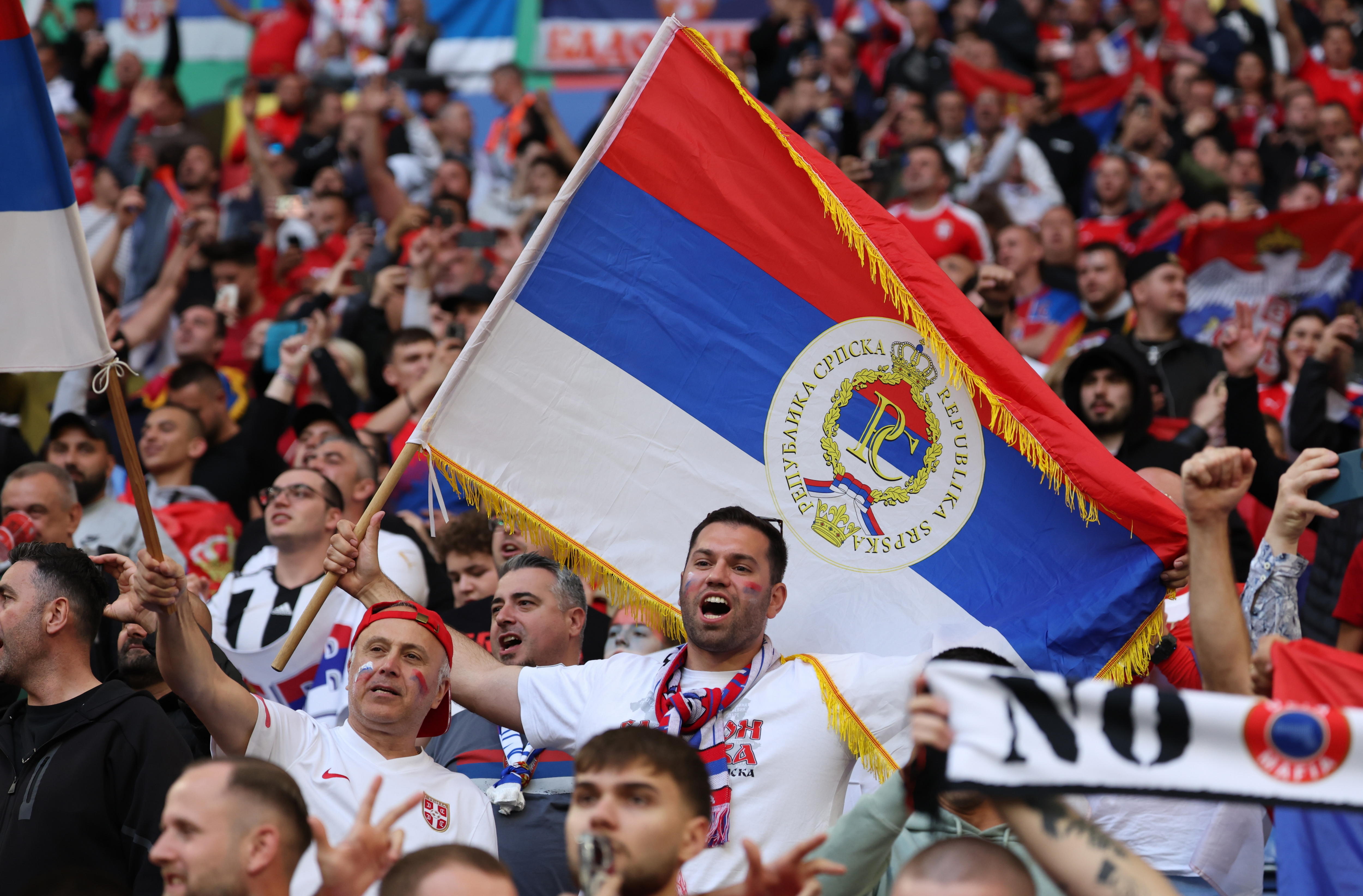 Los aficionados de Serbia antes del partido del grupo C de la Eurocopa 2024 ante Inglaterra en Gelsenkirchen.