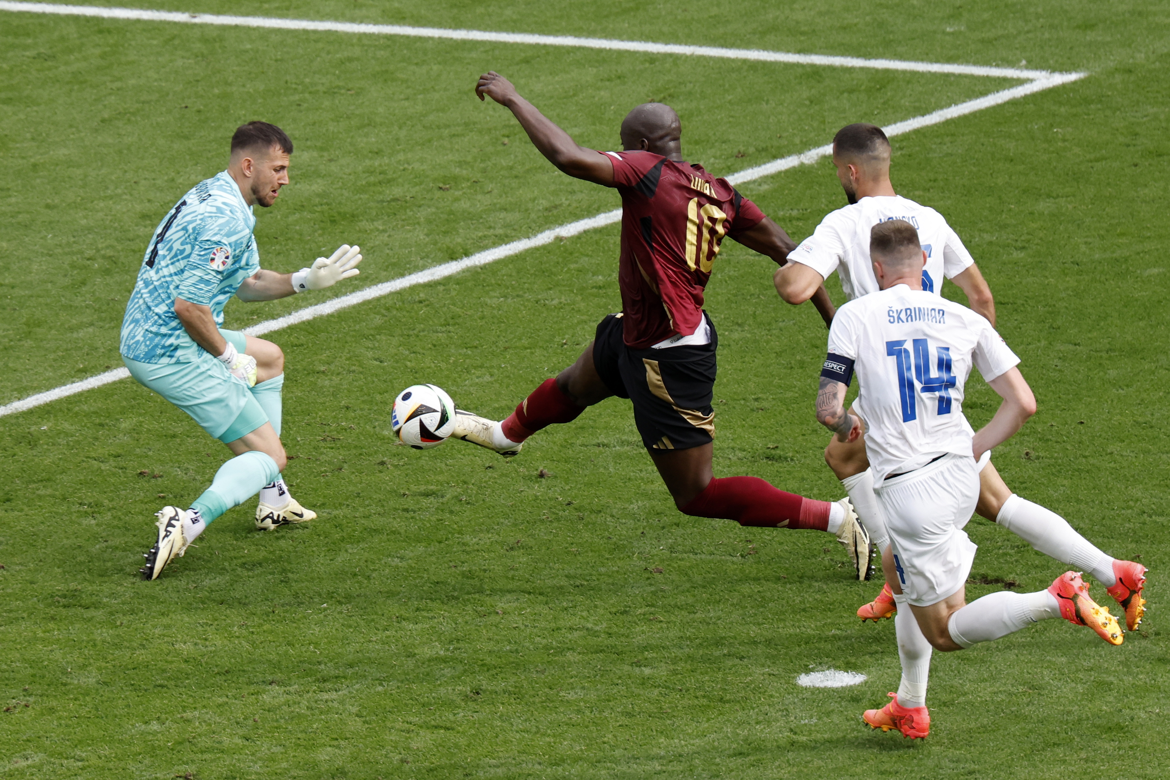 Romelu Lukaku de Bélgica en el momento en el que falla una ocasión clara de gol frente al portero de Eslovaquia.