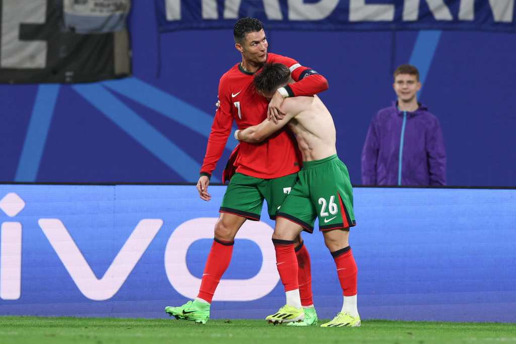 Cristiano Ronaldo abraza a Francisco Conceição, anotador del gol ganador.
