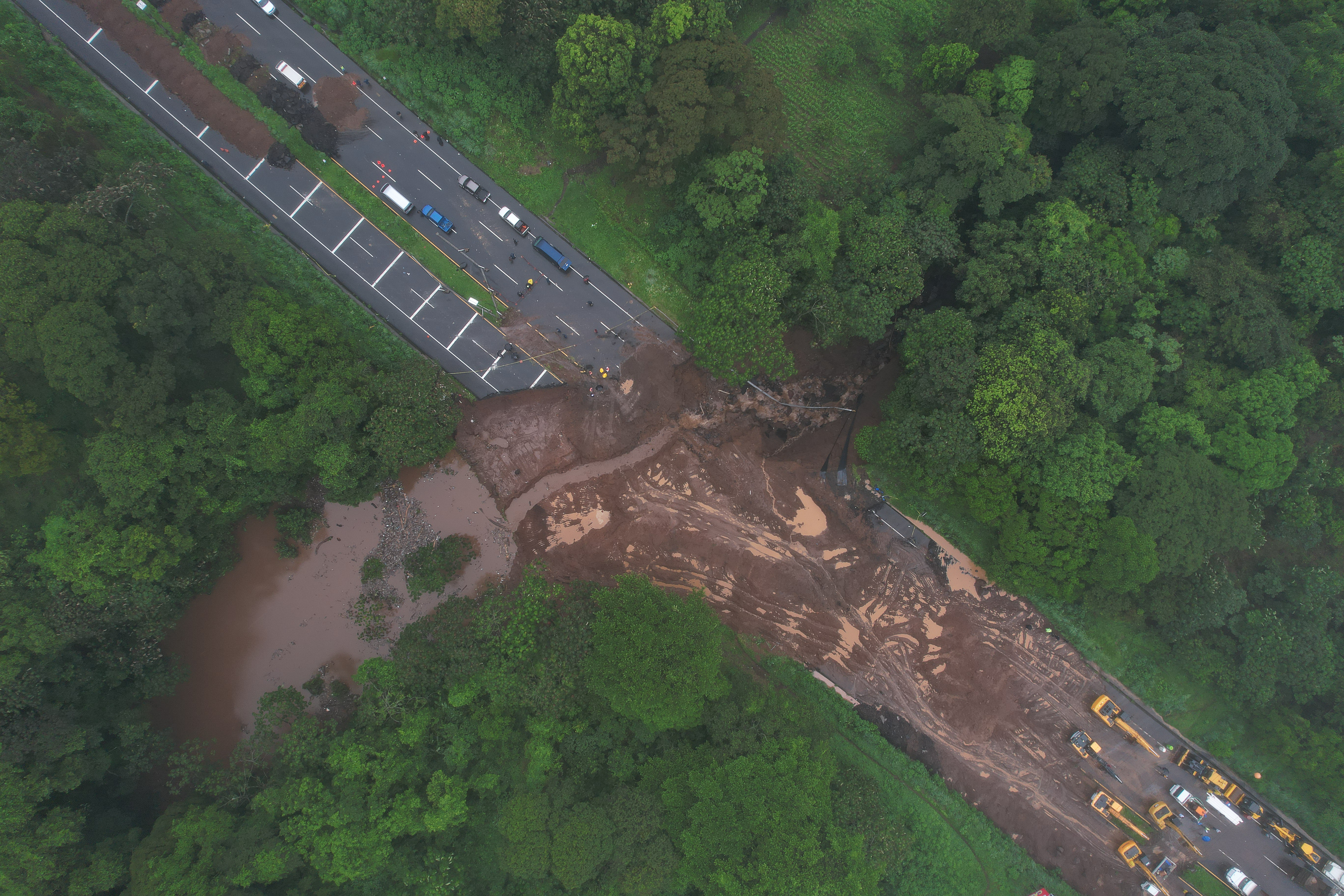 Las carreteras del país han Reportado daños tras las lluvias del 2024, por lo que el Ejecutivo busca un estado de calamidad. Fotografía: EFE. 