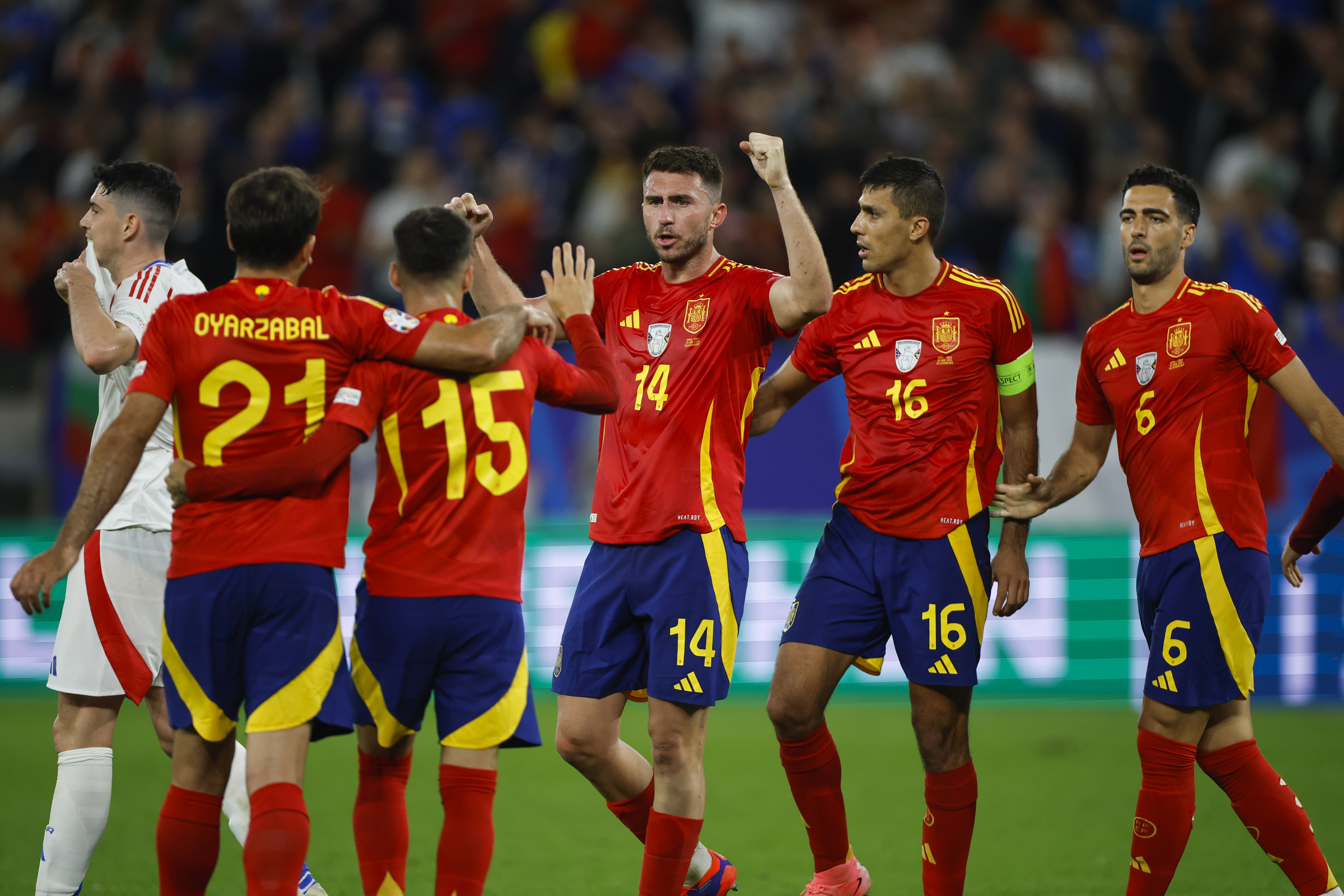 Los jugadores de la selección española celebran su victoria contra Italia.