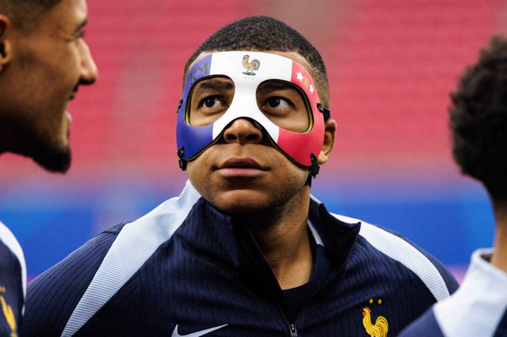 La máscara de Mbappé con la que entrenó con Francia. 