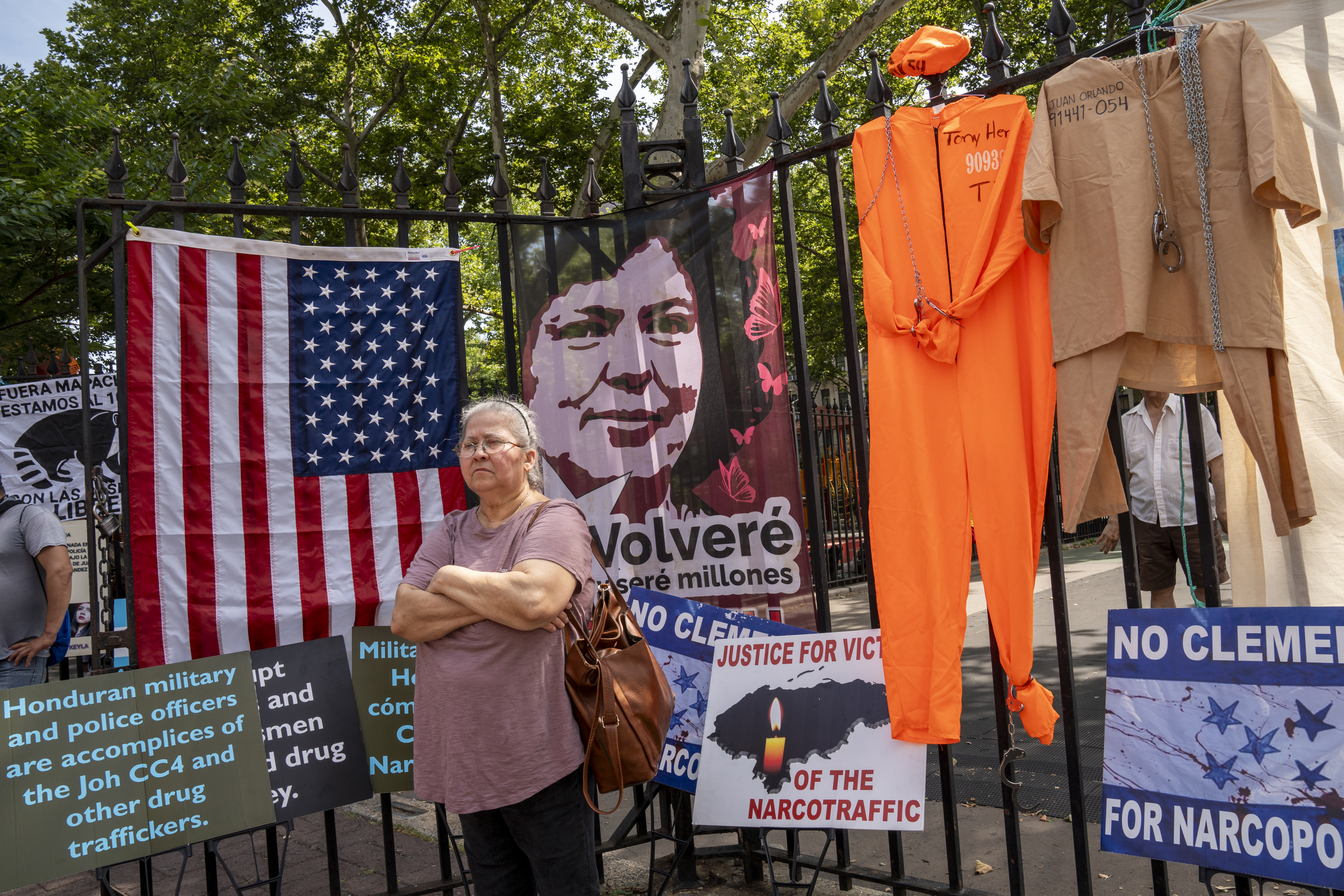 Vista general de carteles de manifestantes frente a la corte de Nueva York mientras se dictaba la sentencia contra el expresidente hondureño Juan Orlando Hernández. (Foto Prensa Libre: AFP)