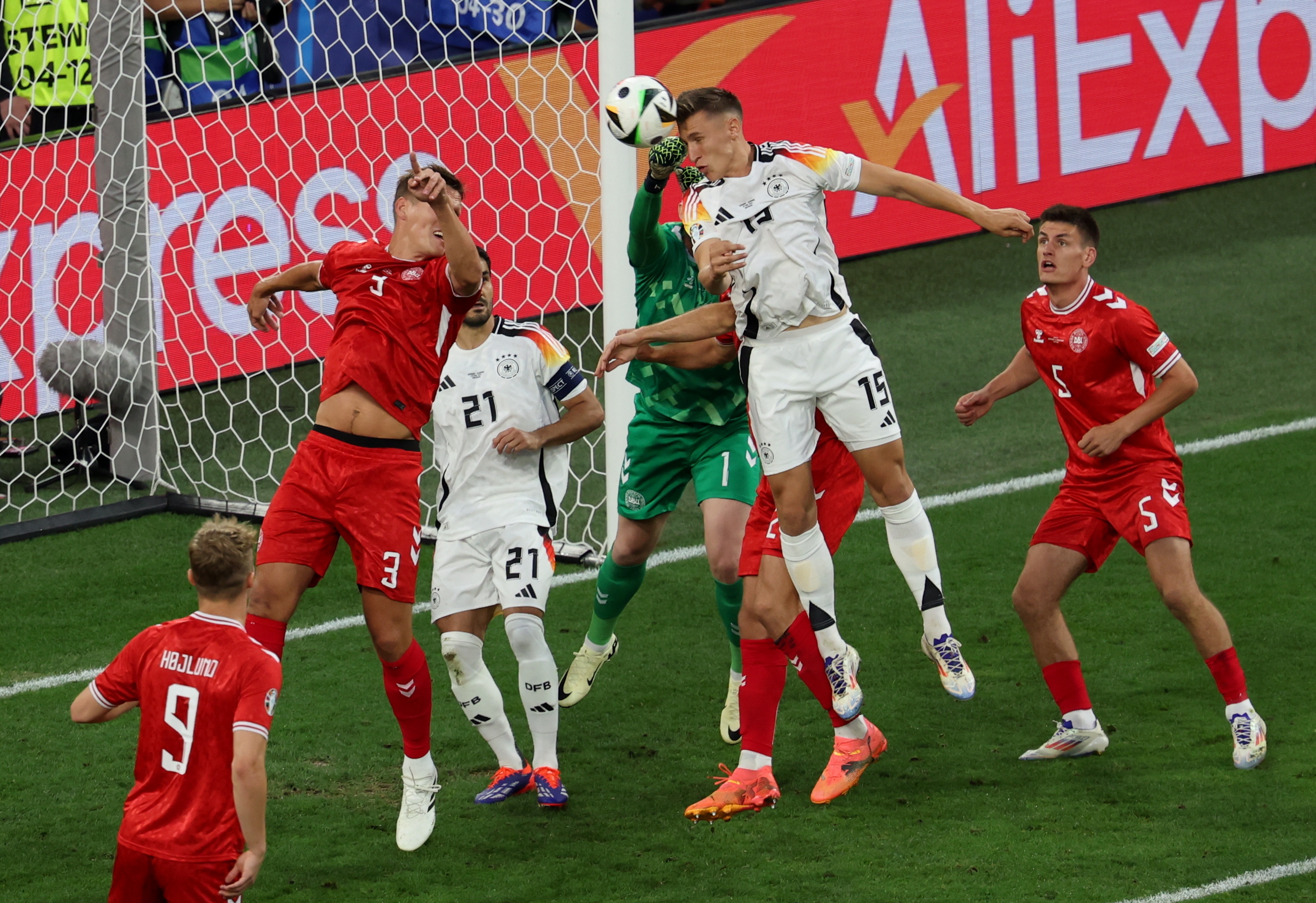 El alemán, Nico Schlotterbeck, cabecea al fondo del arco de Dinamarca, el gol de su país, anulado por el VAR. (Foto Prensa Libre: EFE)