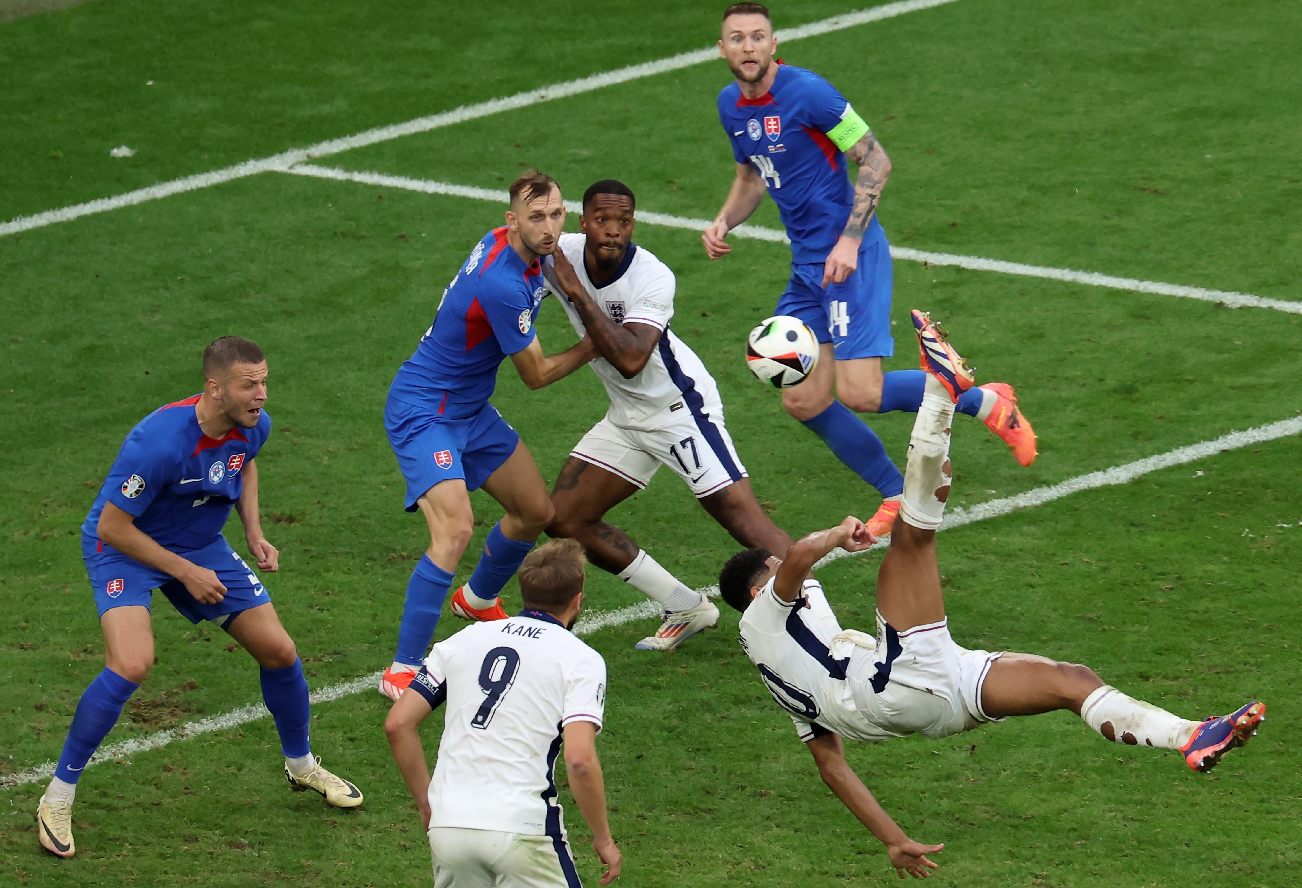 Jude Bellingham (acrobacia) marcando de chilena el gol del empate en los octavos de final ante Eslovaquia.'