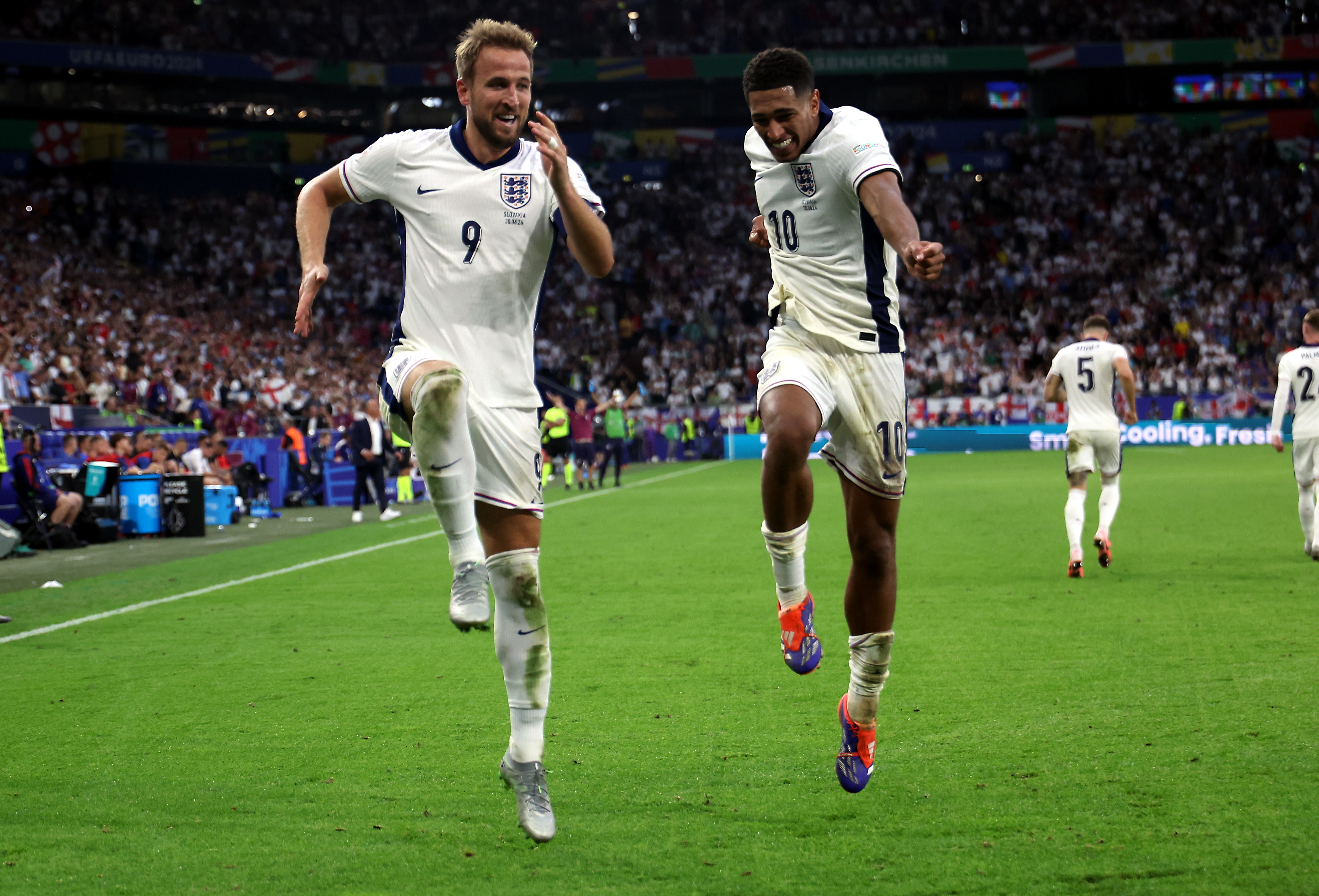 Jude Bellingham (izquierda) celebrando con Harry Kane (derecha) el gol de la misma manera ante Eslovaquia.'