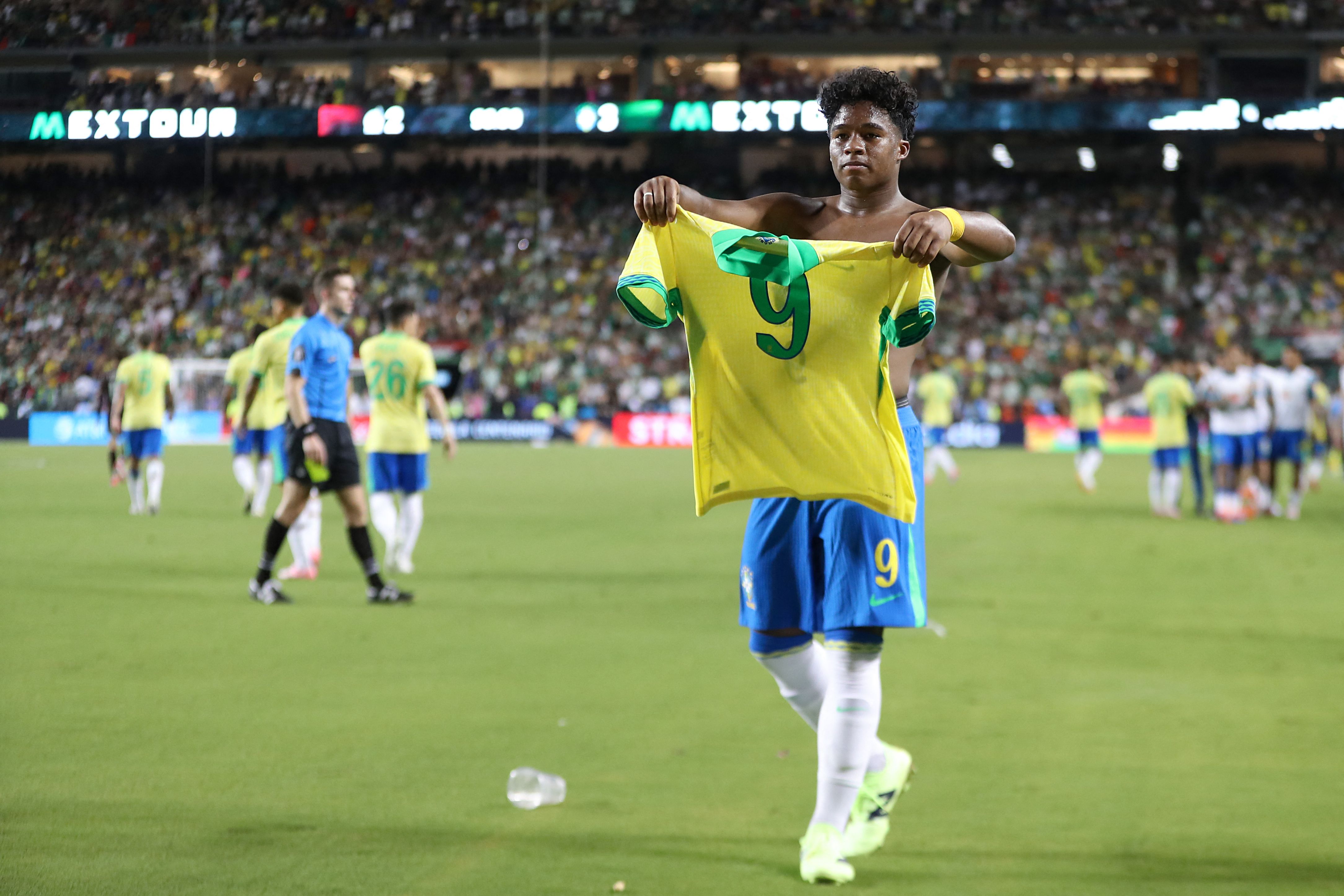 Eduardo Gabriel Cossa, delantero de Brasil, celebra el tercer gol de su equipo frente a México. (Foto Prensa Libre: AFP)
