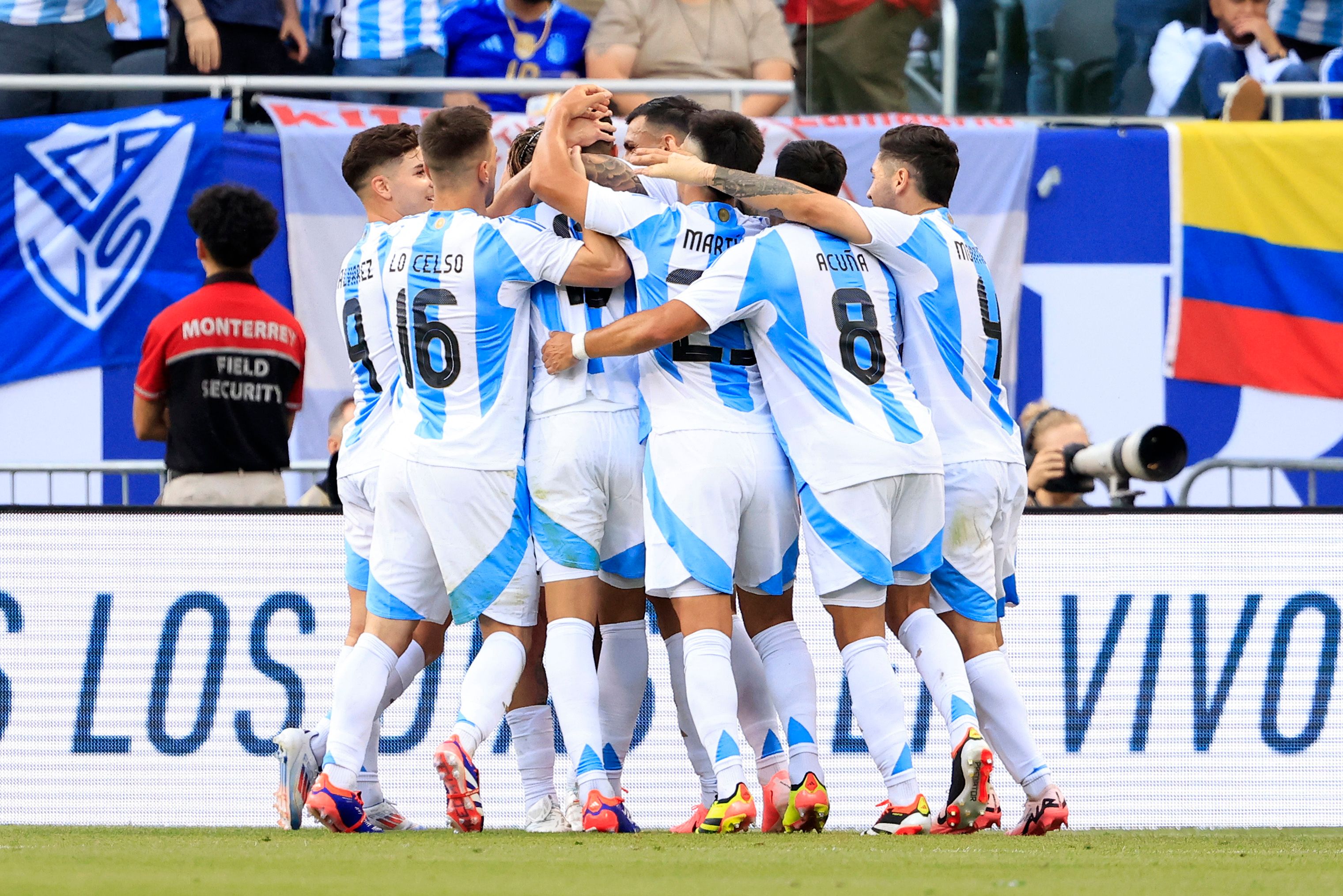 Ángel Di María celebra el gol que consiguió para darle el triunfo a Argentina.
