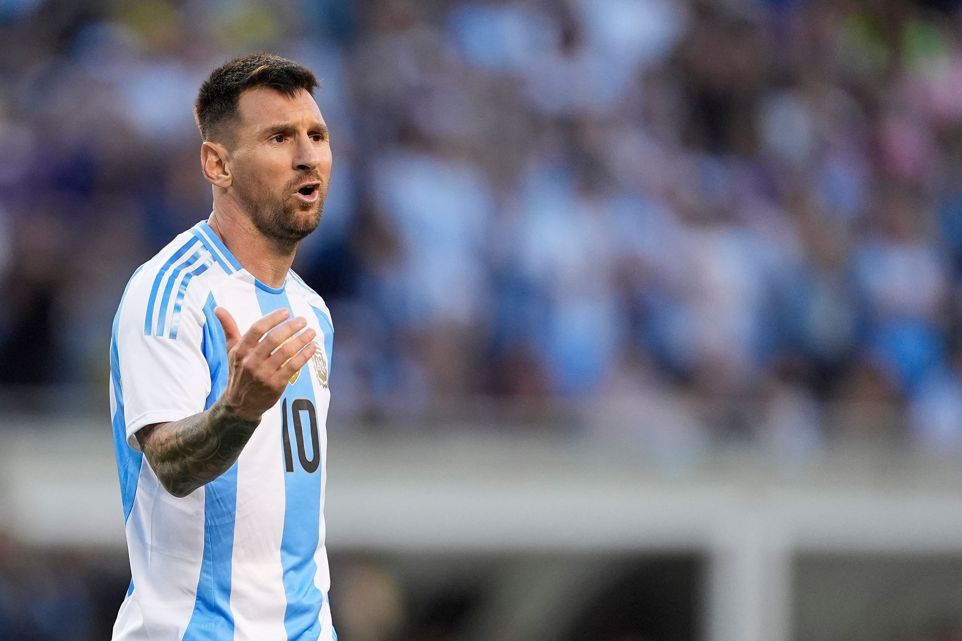 Lionel Messi de Argentina en un duelo contra la Selección de Ecuador.