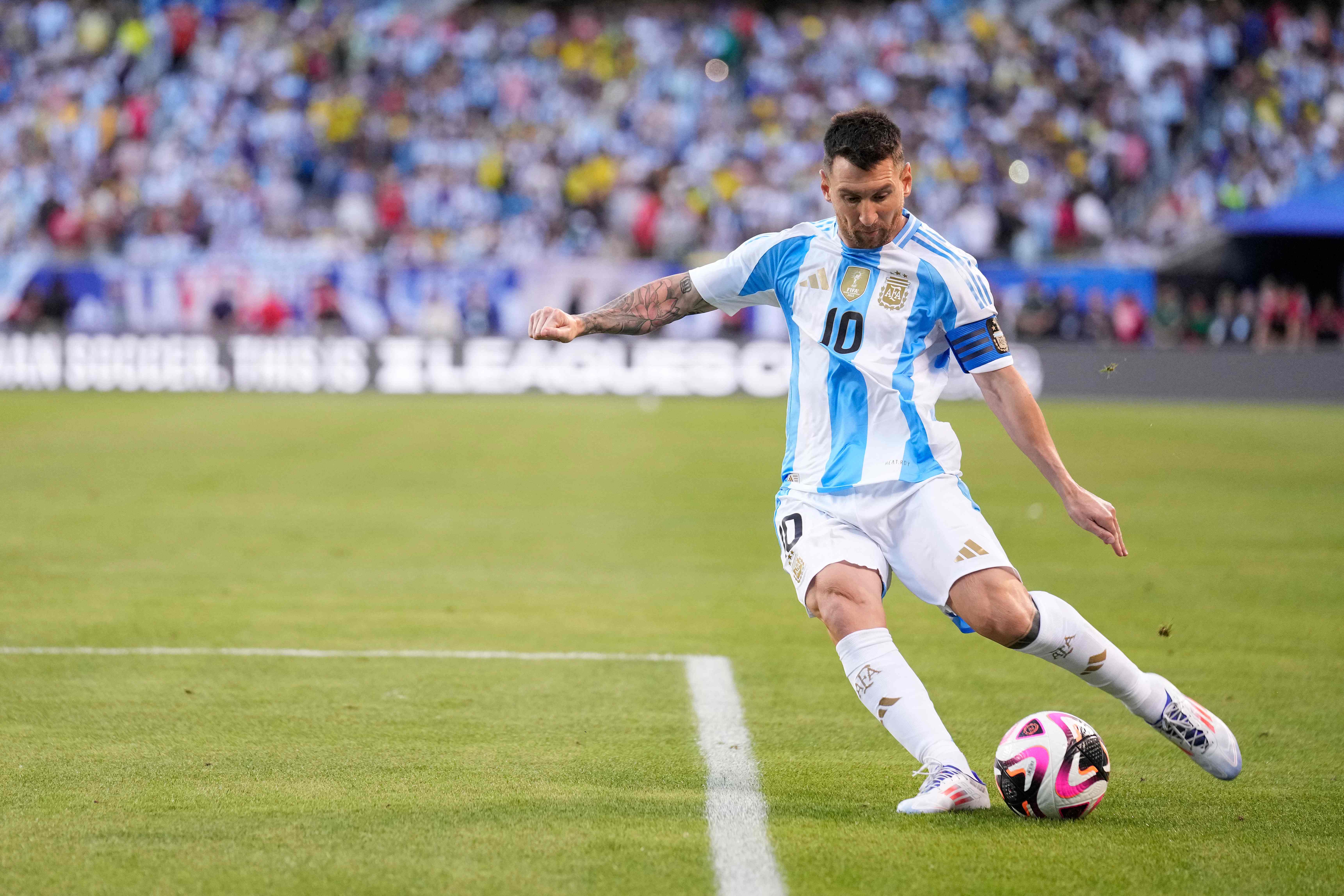 Lionel Messi de Argentina lanza un tiro libre en la segunda mitad contra Ecuador durante un partido amistoso.