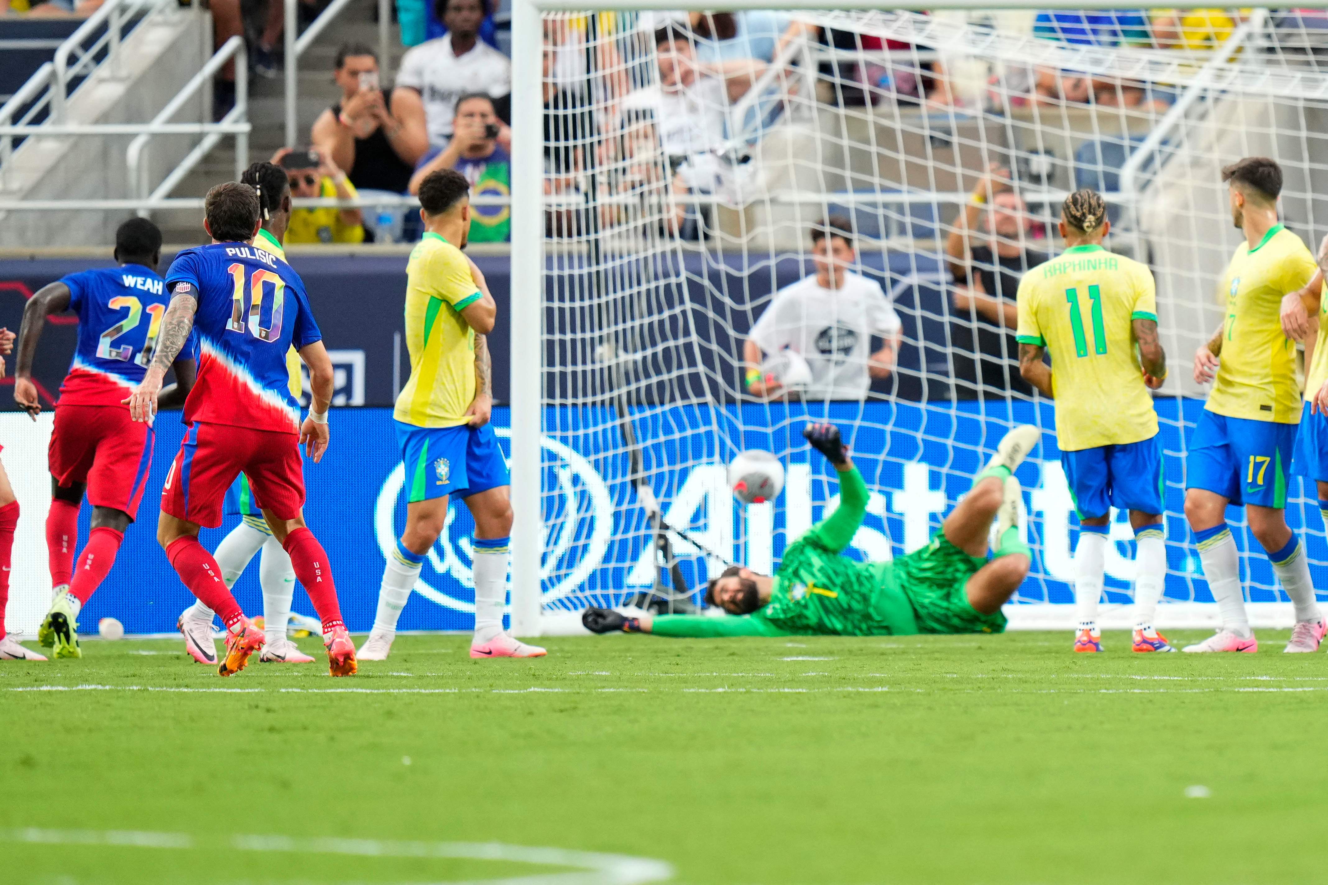 Christian Pulisic #10, de Estados Unidos, convirtió el gol del empate de Estados Unidos frente a Brasil, en el amistoso realizado en Orlando. (Foto Prensa Libre: AFP).
