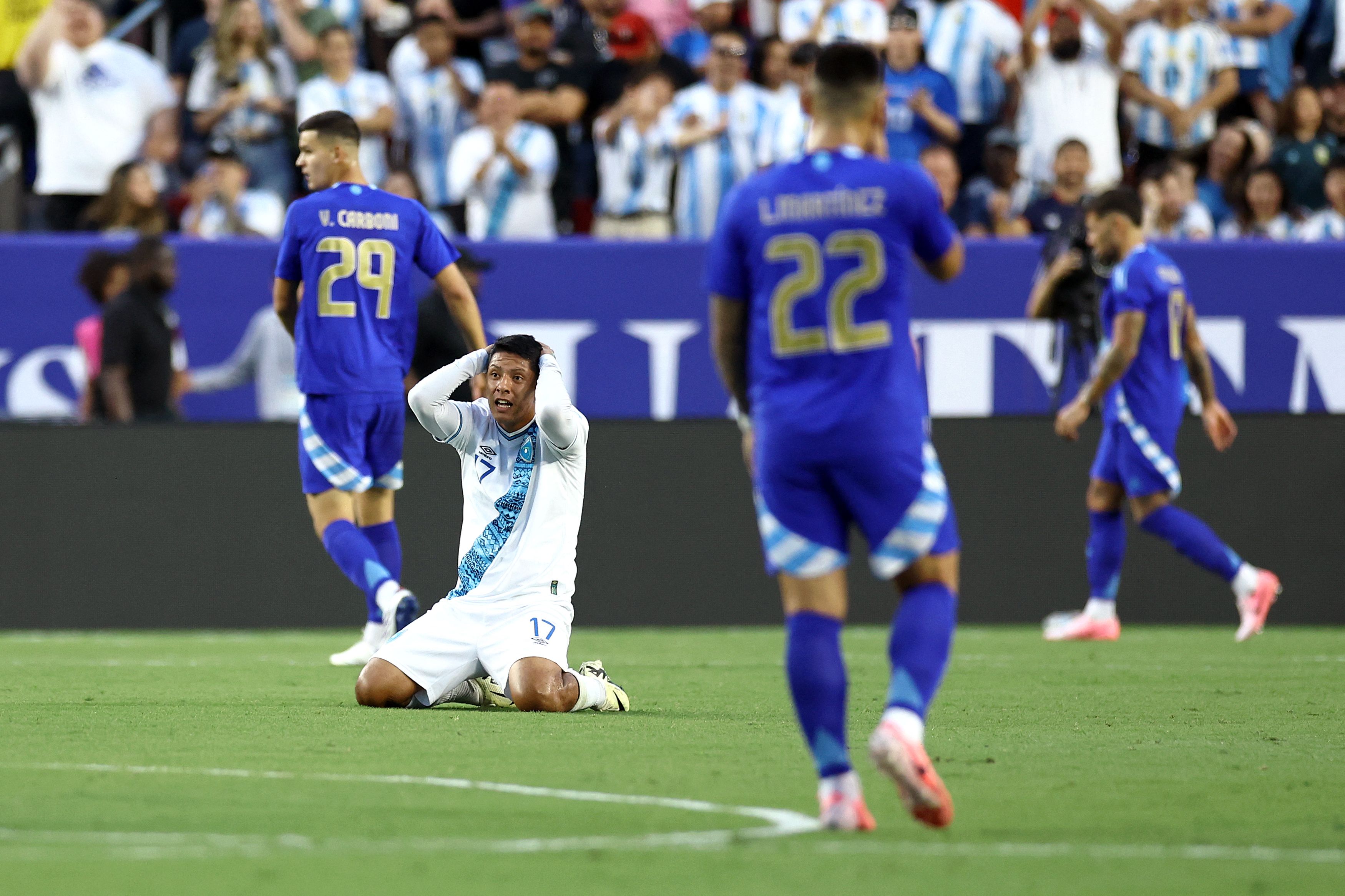 Oscar Castellanos reacciona durante el partido.'