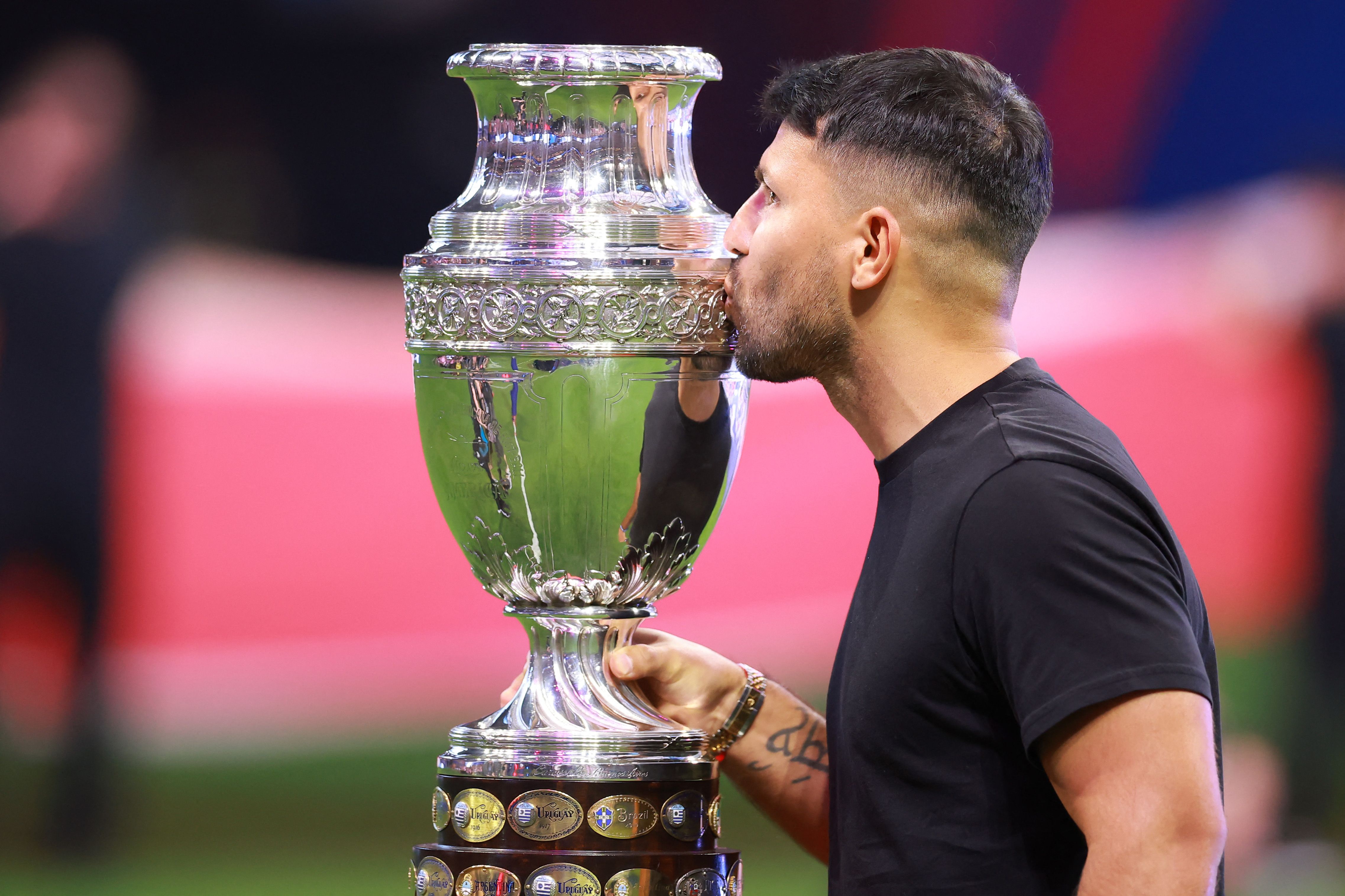 Sergio Agüero, como último Campeón de América entregó el trofeo en el partido inaugural en Atlanta.'