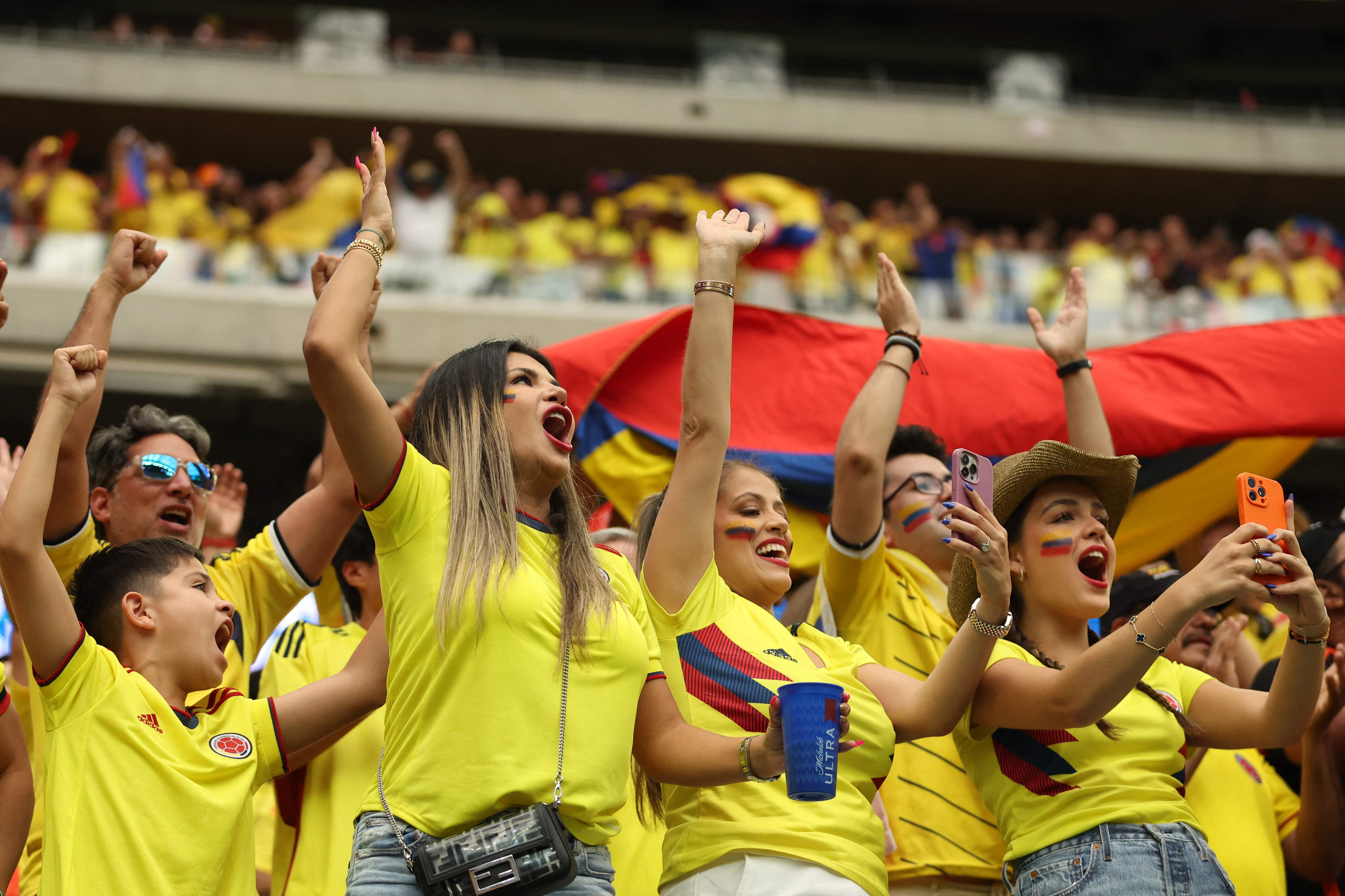 Aficionados de Colombia celebran en las gradas de la Copa América 2024.