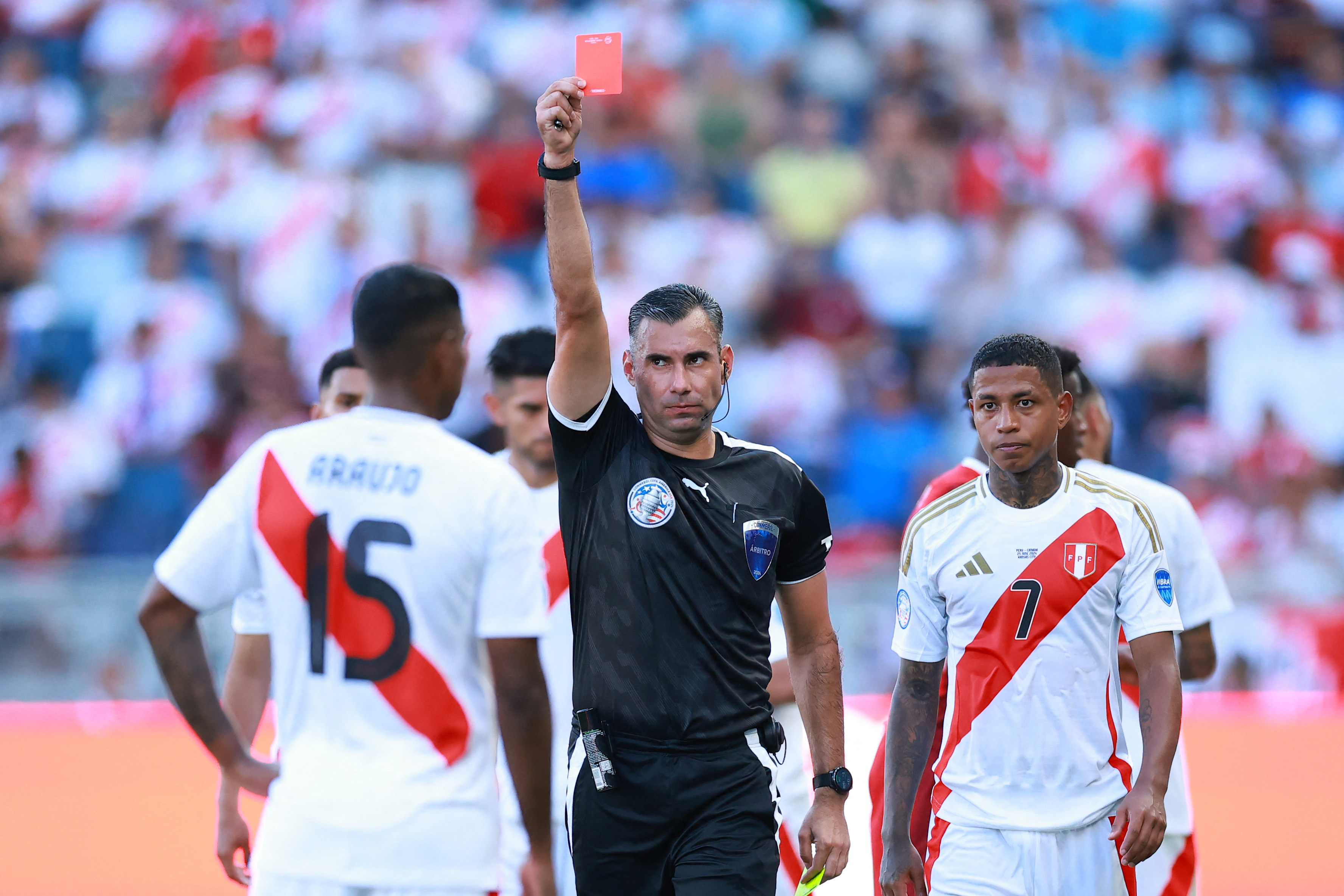 Mario Escobar sacó una tarjeta roja a un jugador de Perú.