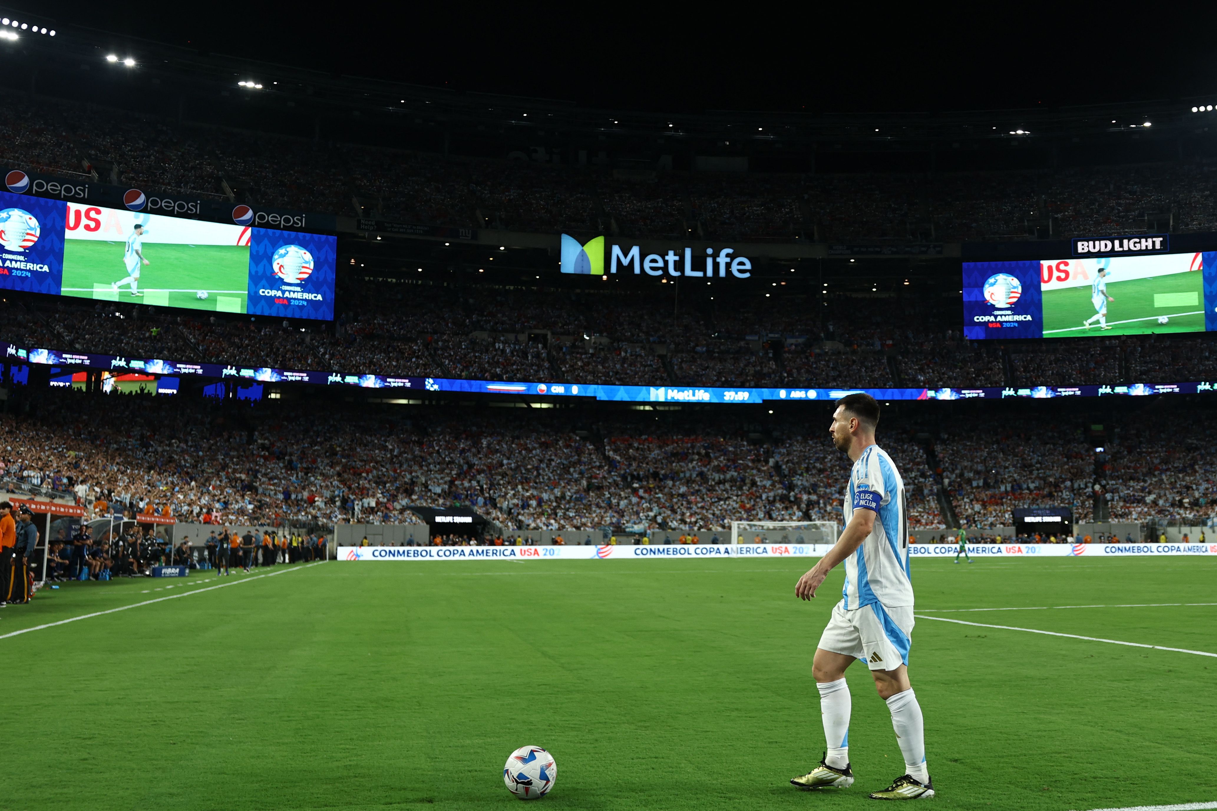 Lionel Messi en el Metlife Stadium, durante la victoria de Argentina sobre Chile; este escenario fue el mismo en donde perdió la final de la Copa América Centenario 2016.'