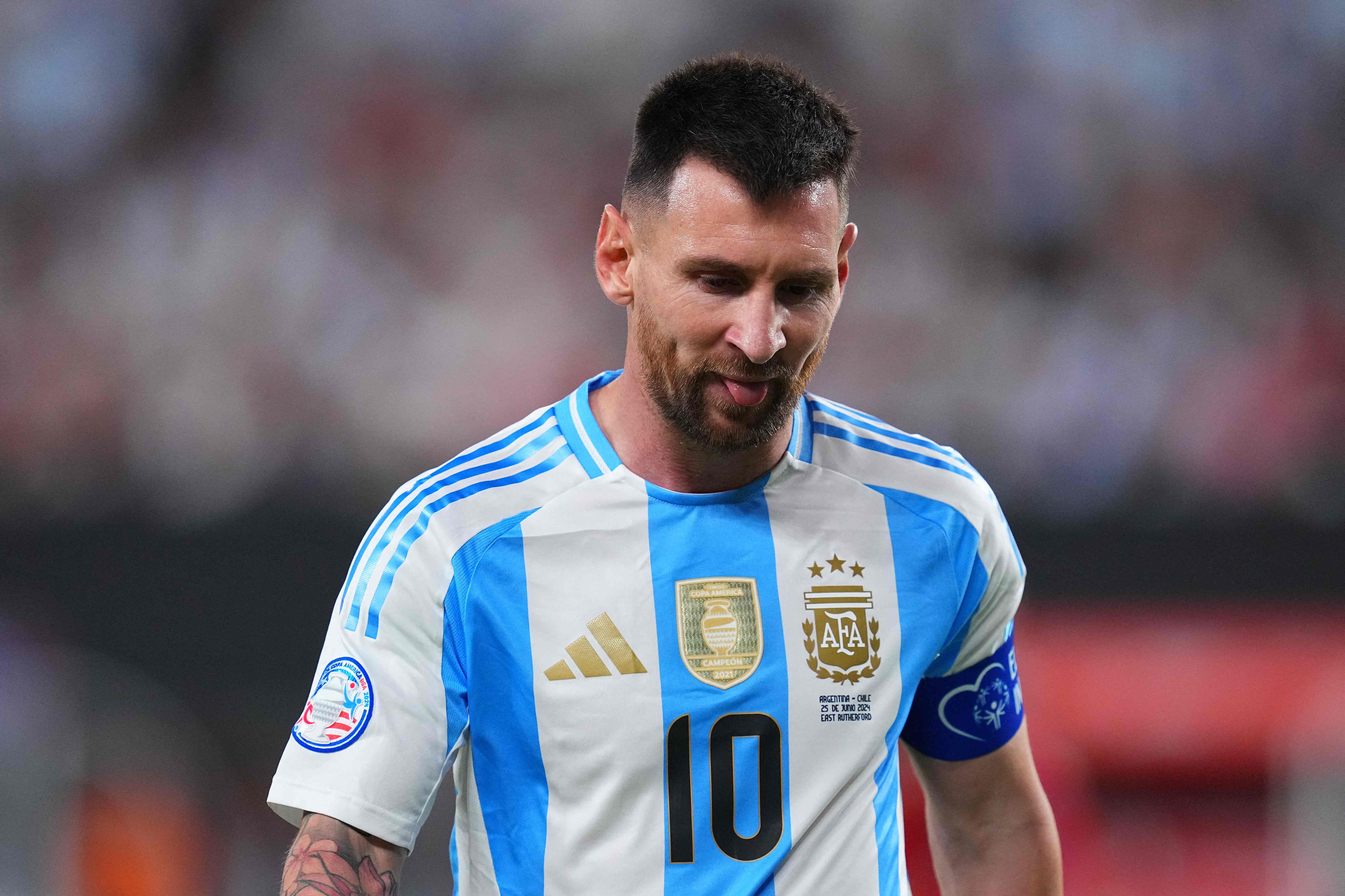 Lionel Messi sintió molestias durante en partido ante Chile.