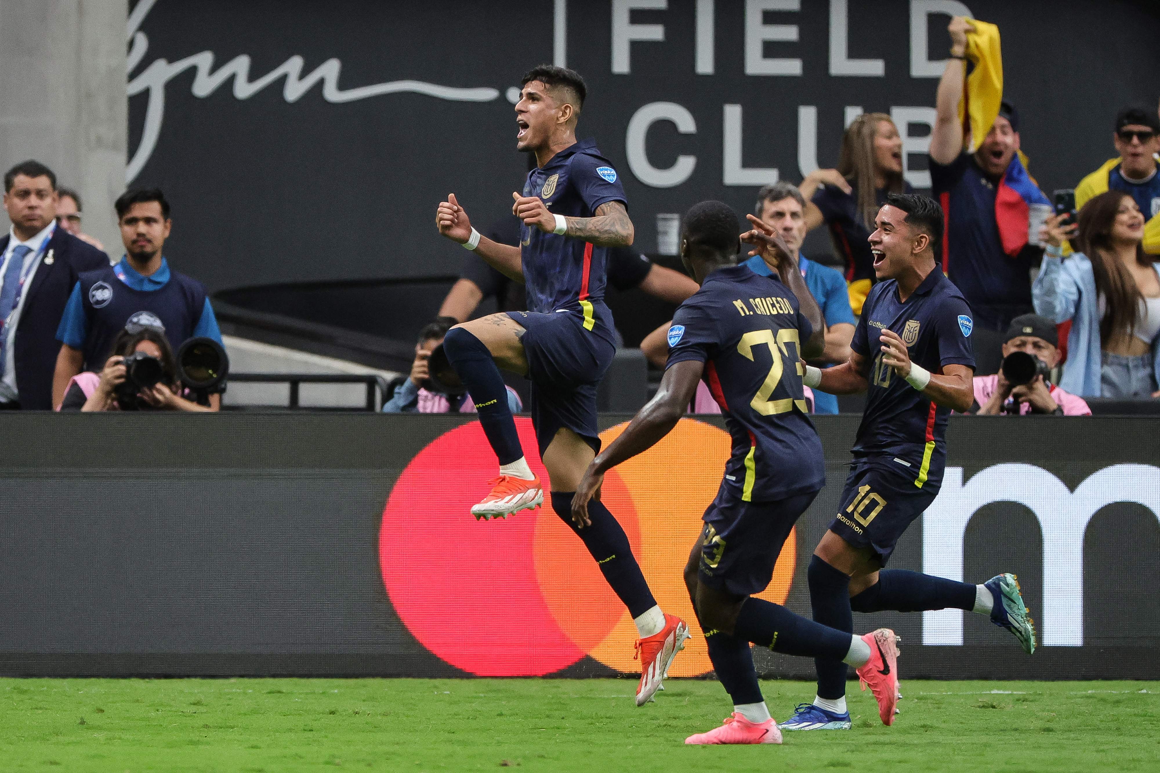 Piero Hincapié celebra el que fue el primer gol de Ecuador sobre Jamaica.