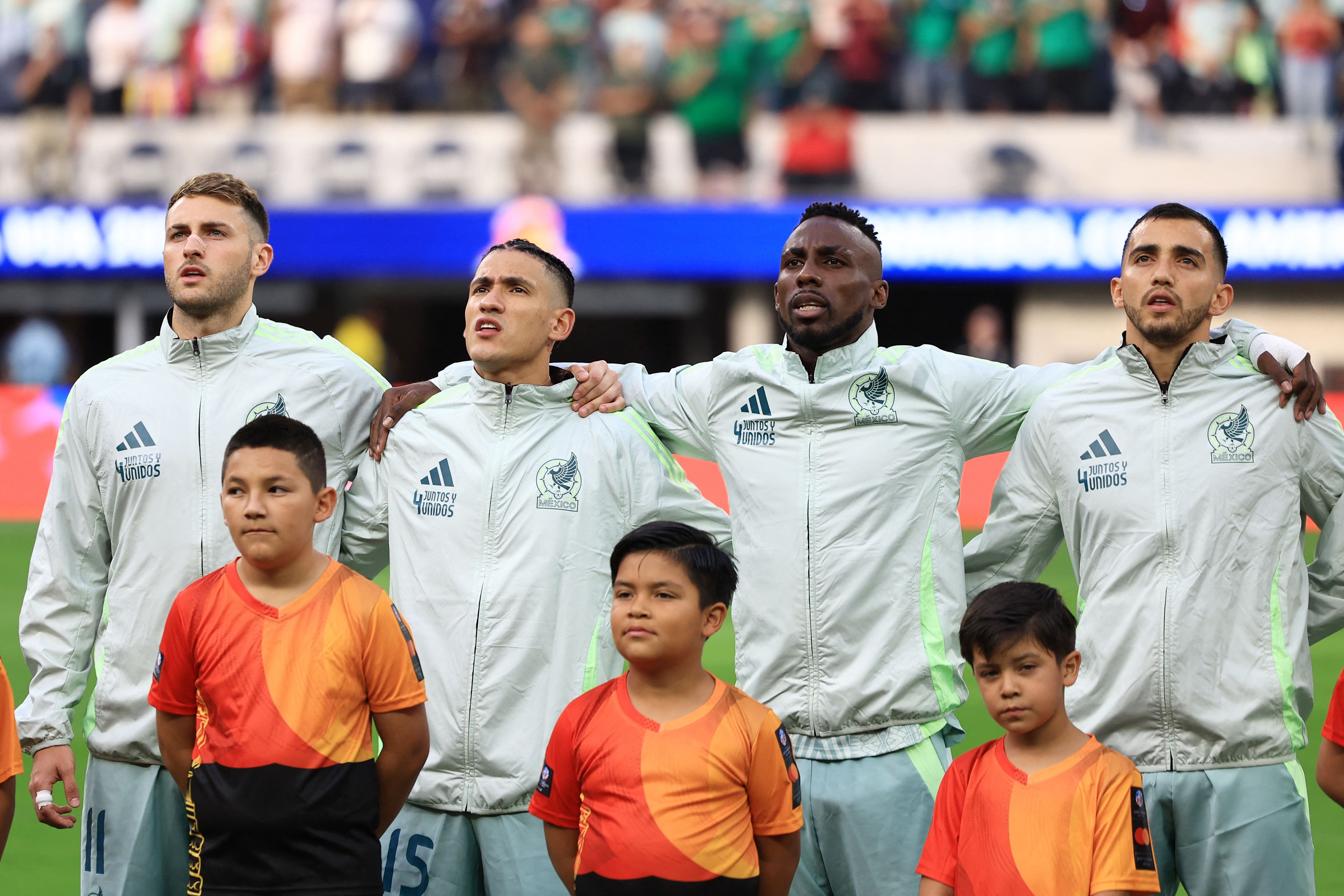 La selección mexicana entonando su himno previo al partido que les dejaría en la cuerda floja.