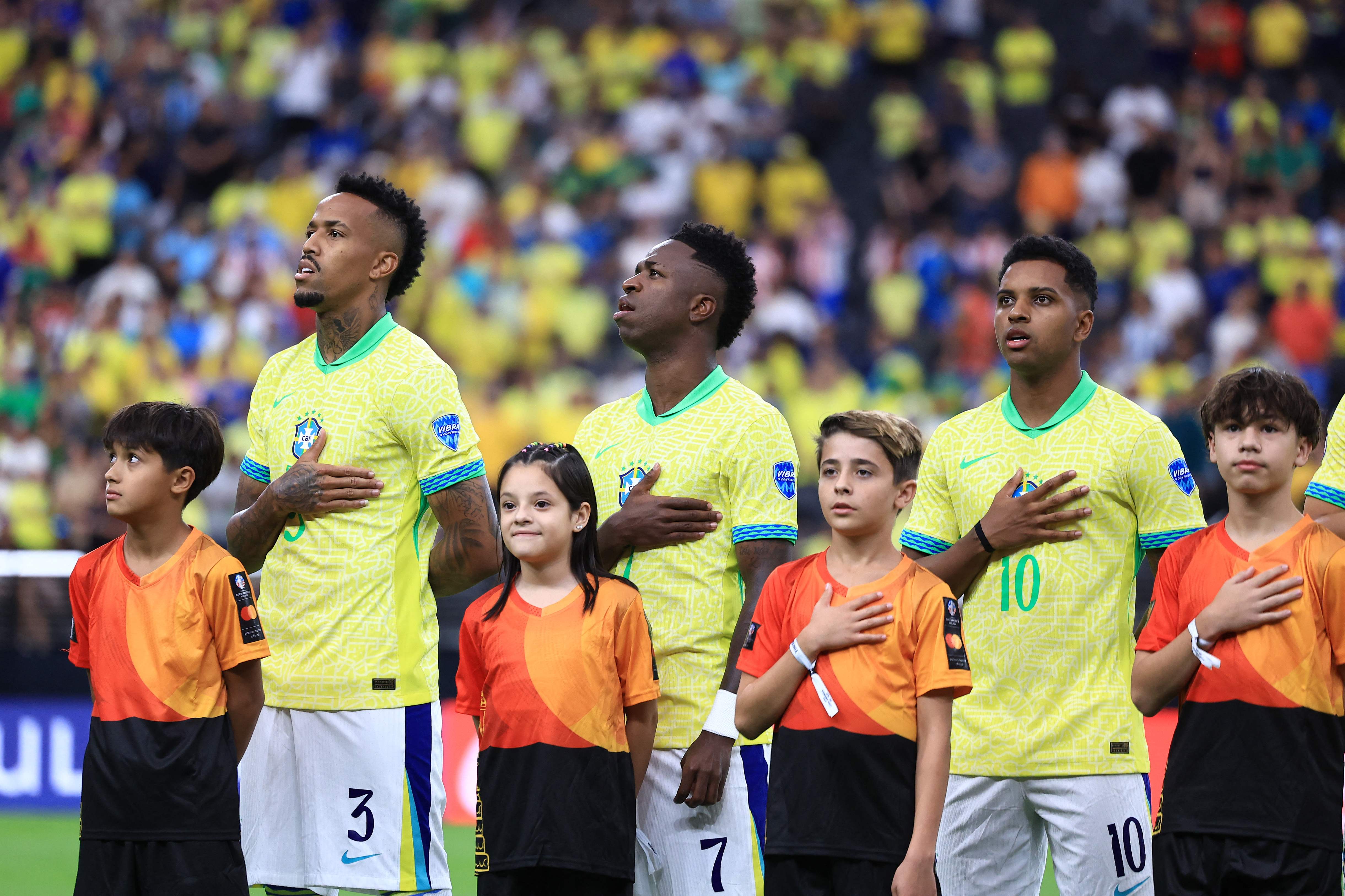 Eder Militao, Vinícius Junior y Rodrygo entonando el himno brasileño ante Paraguay.