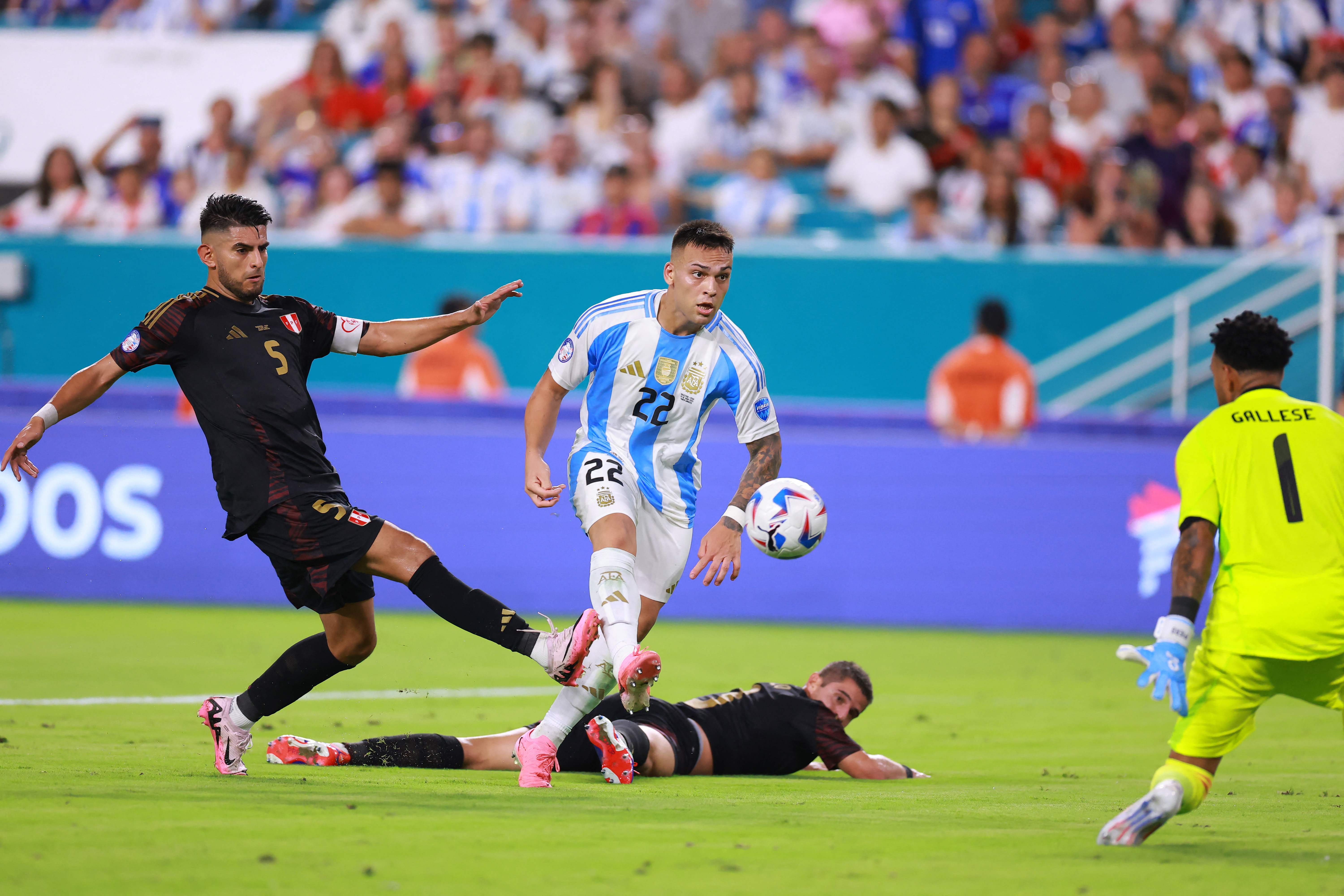 El delantero argentino, Lautaro Martinez, anota su segundo gol a Perú en el Hard Rock Stadium de Miami Gardens, Florida.   (Foto Prensa Libre: AFP)