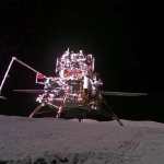 El módulo de aterrizaje y ascenso de la misión china Chang'e 6 recoge muestras del suelo en la cara oculta de la Luna. CNSA