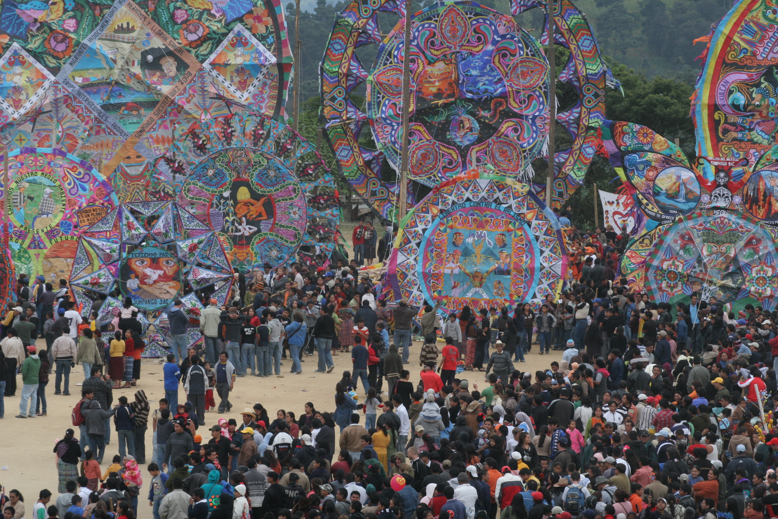 Los barriletes gigantes de Sumpango y Santiago Sacatepéquez son promovidos para que sean patrimonio de la UNESCO. (Foto HemerotecaPL : E. Castro)