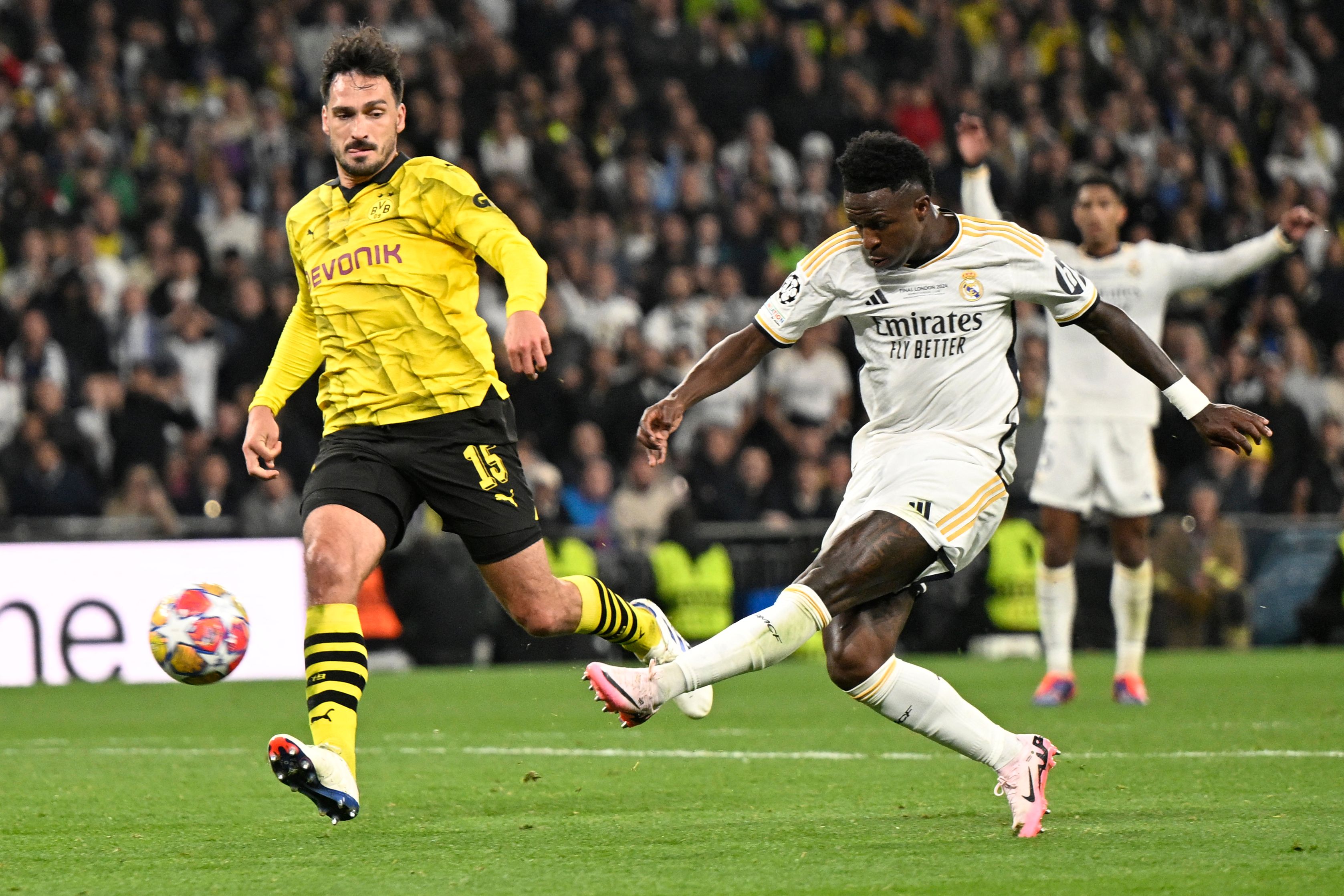 Vinícius Junior en la acción en donde anota un gol en la final de Champions League