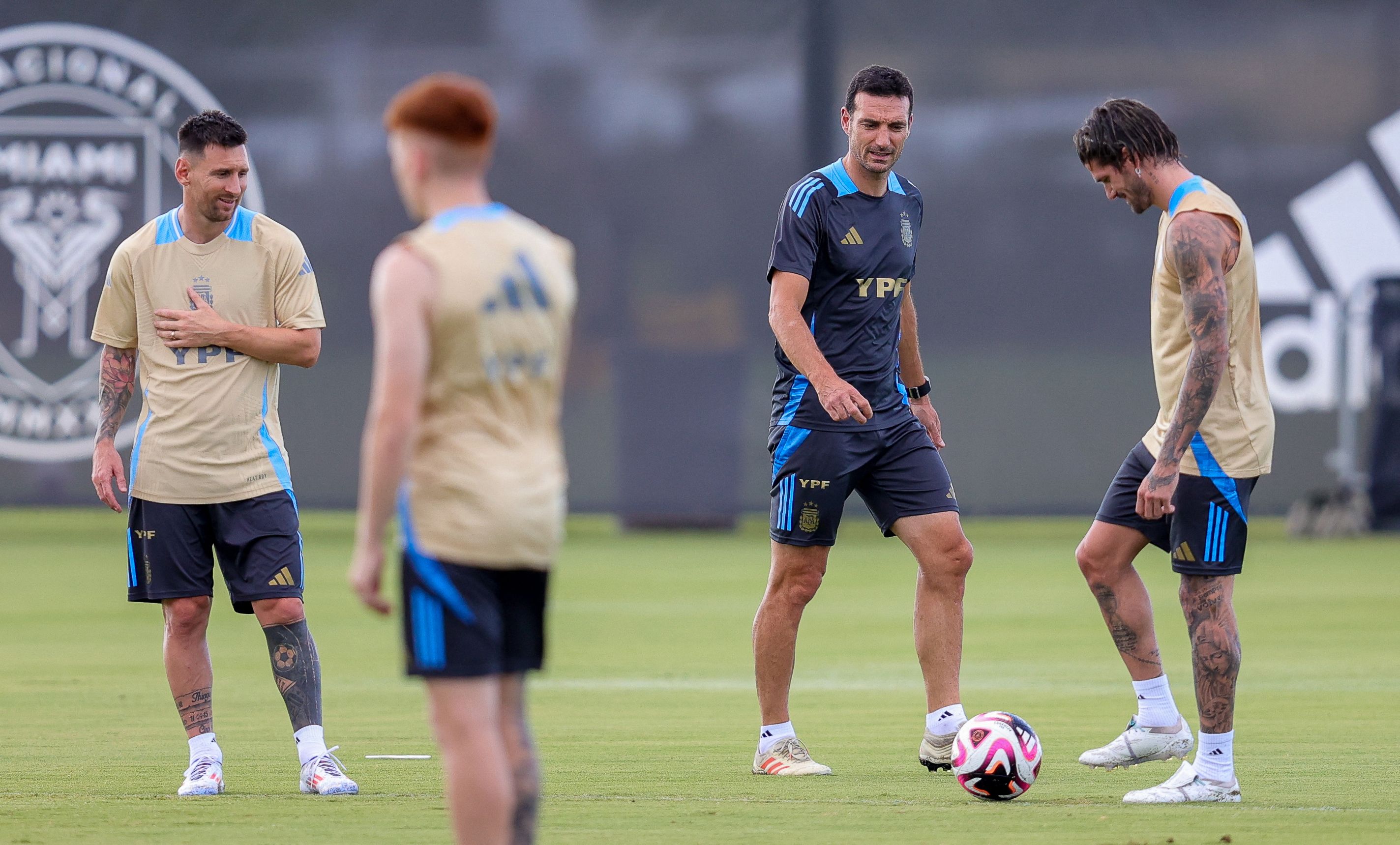 El capitán argentino, Lionel Messi (izq) junto a su seleccionador, Lionel Scaloni, (der) durante la última sesión de entrenamiento previo a la Copa América. (Foto Prensa Libre: AFP)