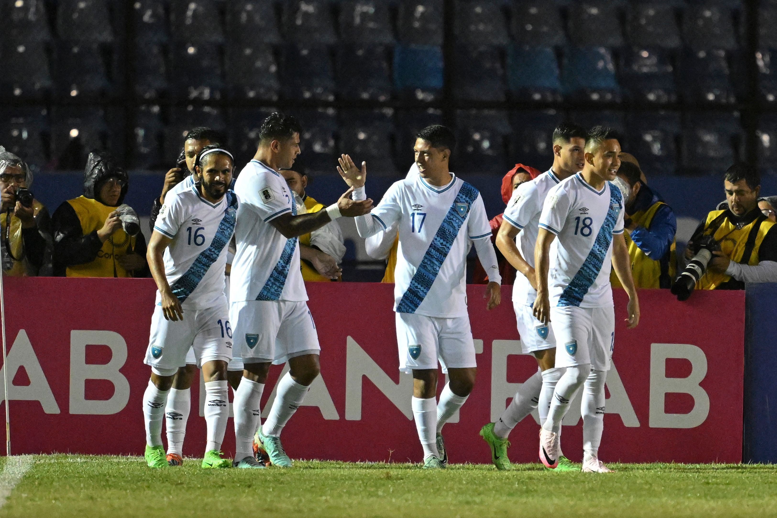 Alejandro Galindo de Guatemala celebra con sus compañeros después de anotar el primer durante el partido entre Guatemala y Dominica.