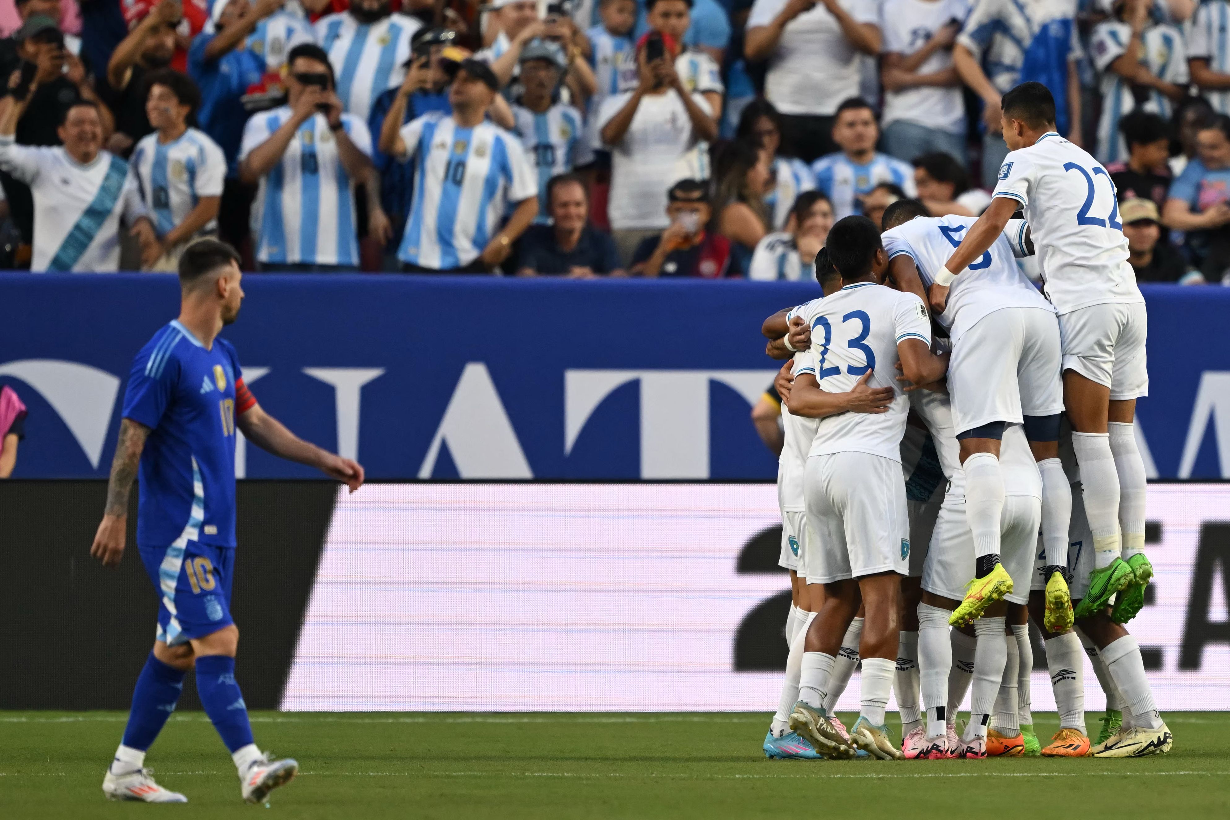 La Selección de Guatemala celebra frente a Lionel Messi.'