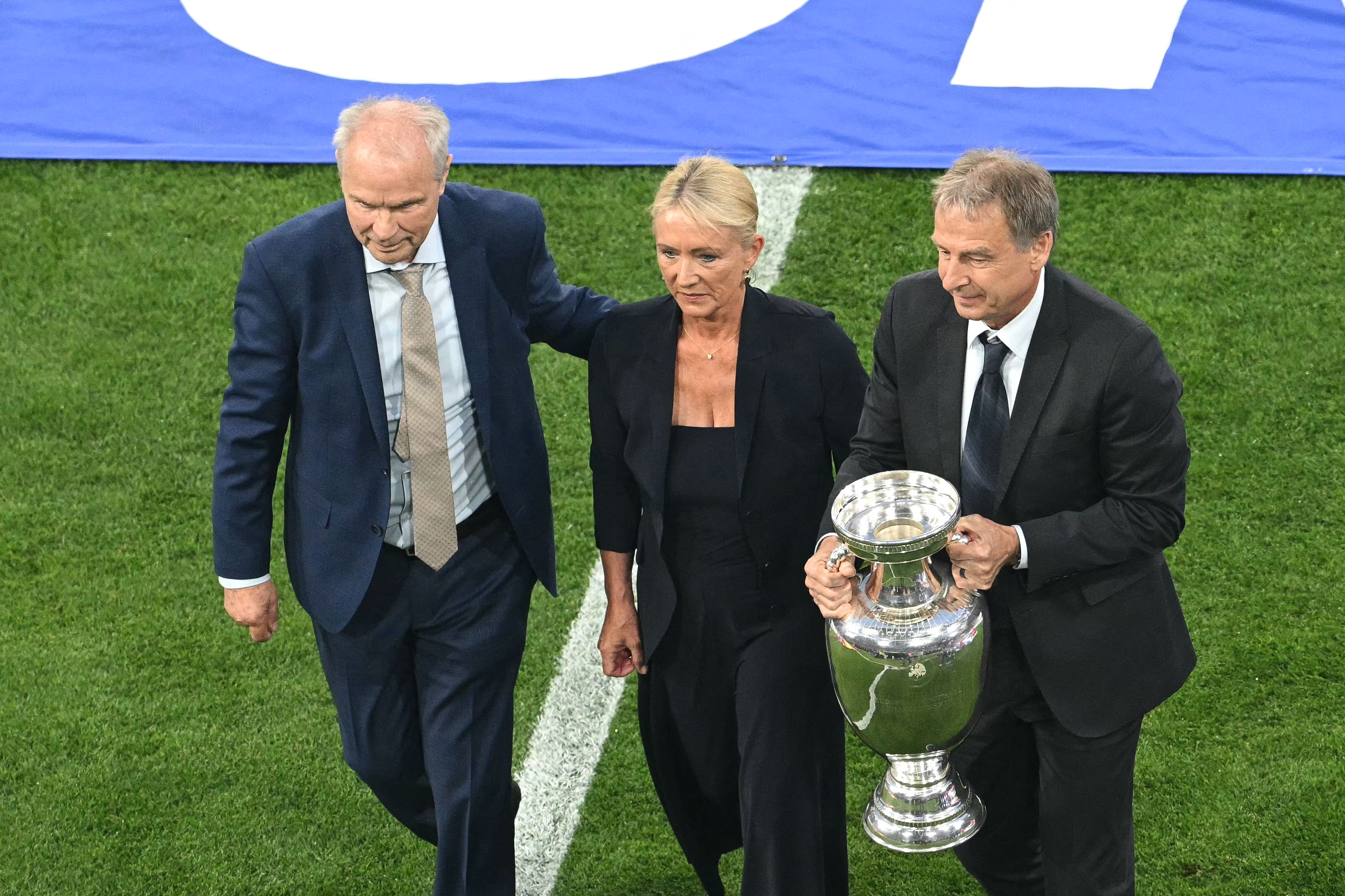 La esposa de Beckenbauer presentó el trofeo en el Allianz Arena.