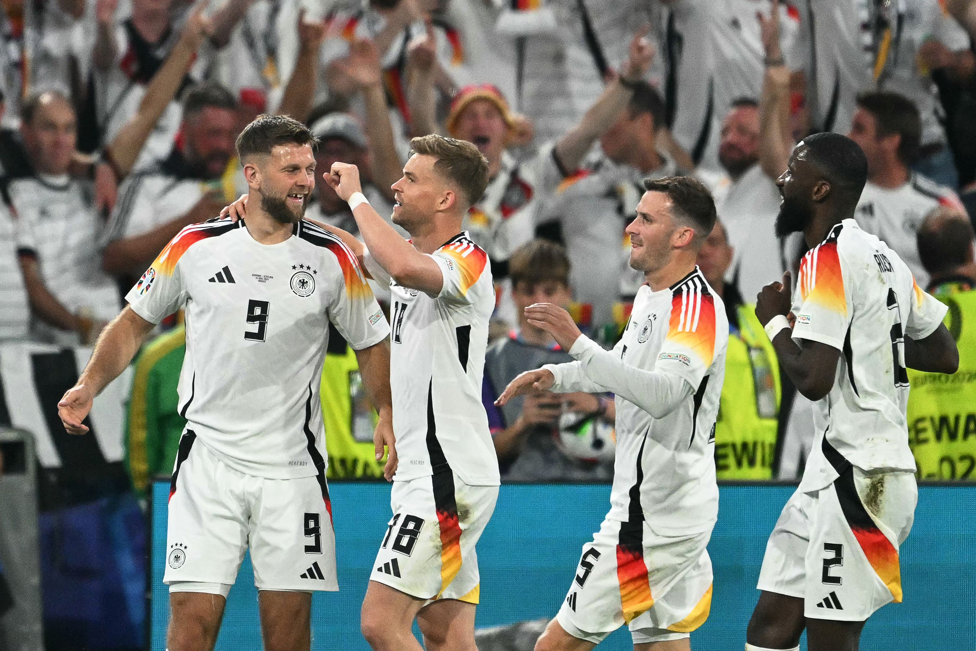 Alemania celebró con su gente una goleada en el debut.