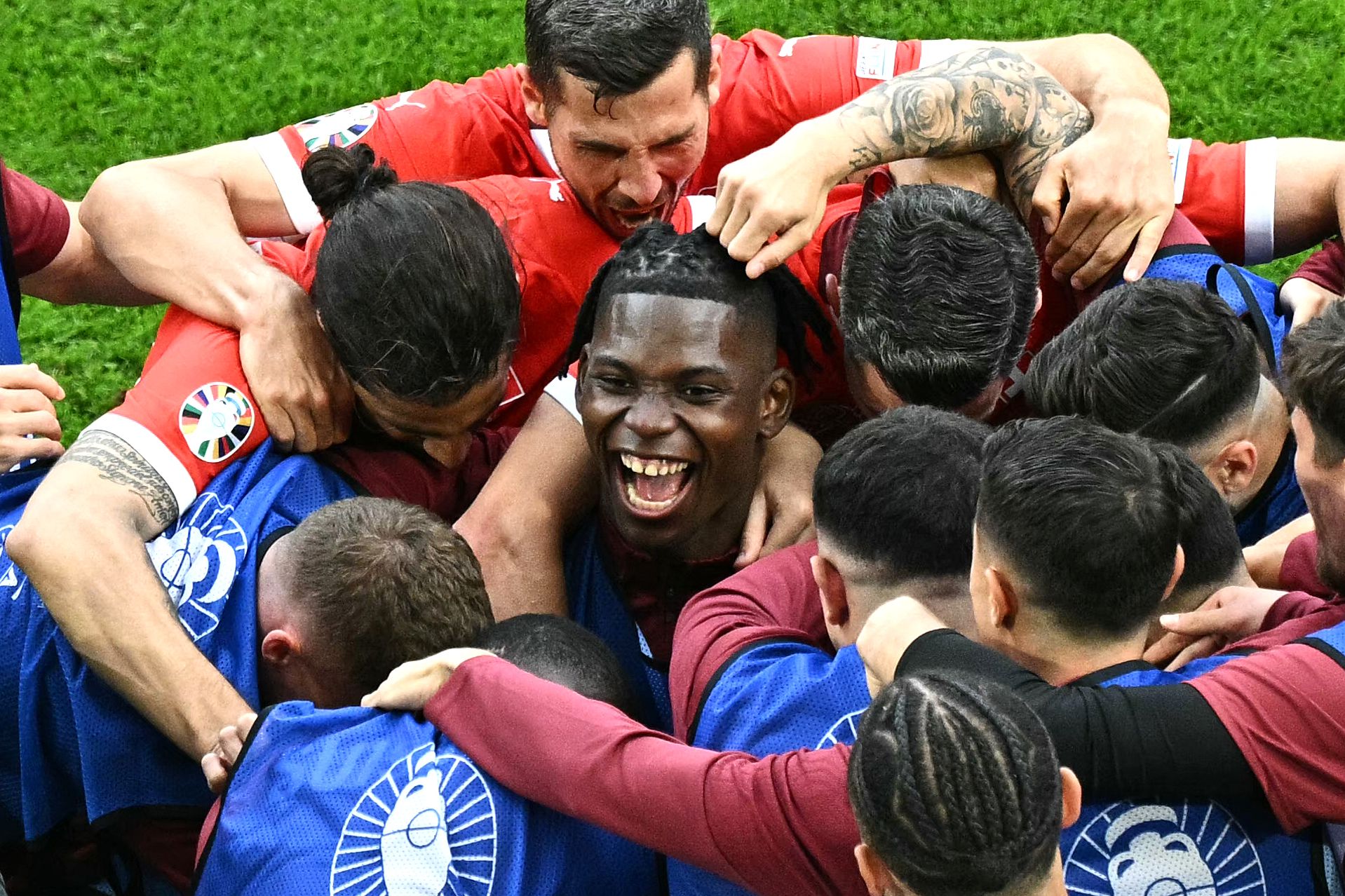 Suiza celebrando con euforia en primer gol del partido.