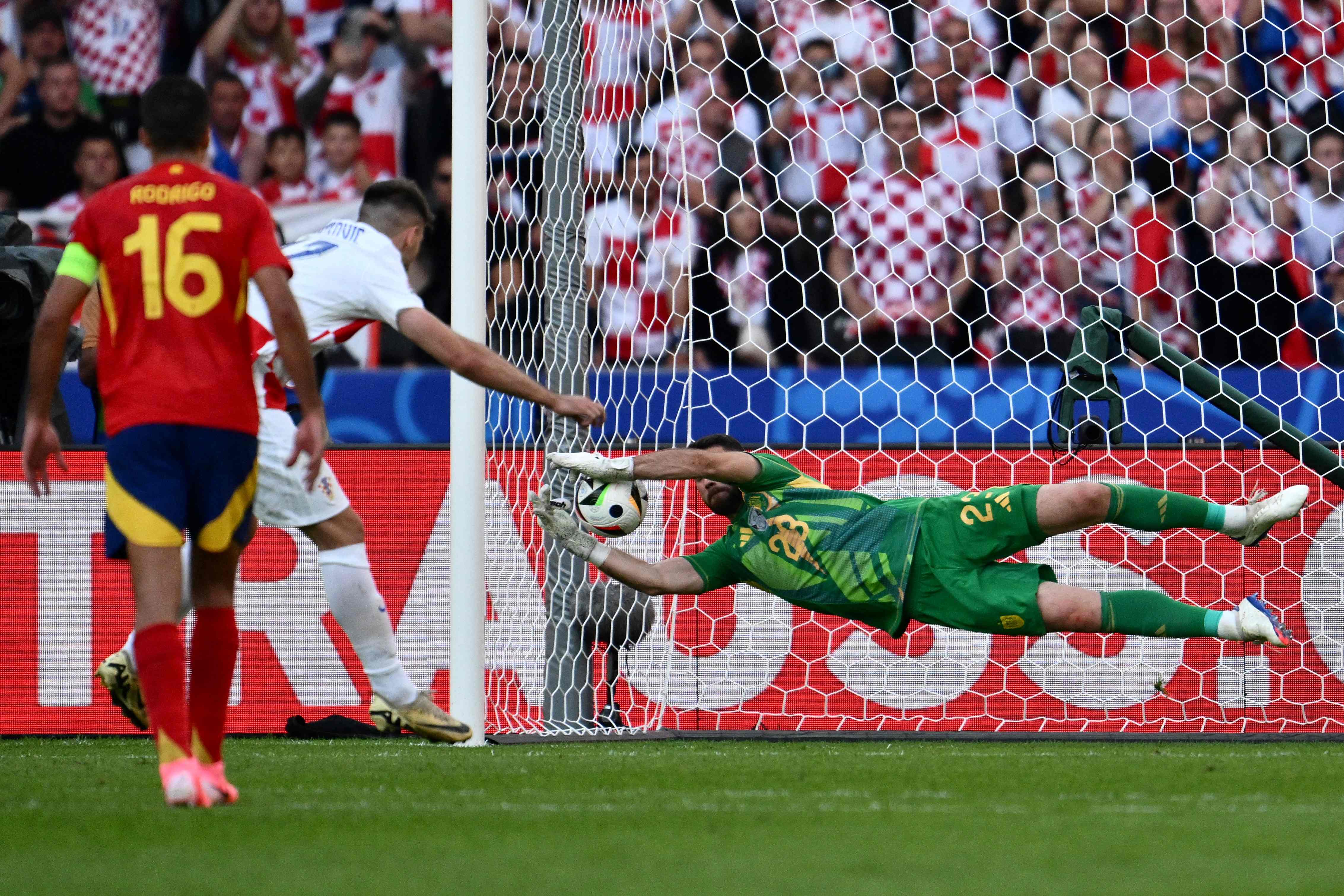 Unai Simón le atajó un penal a Petkovic y se convirtió en el único portero español que detiene un penalti en la historia de la Eurocopa (excluyendo tandas).'