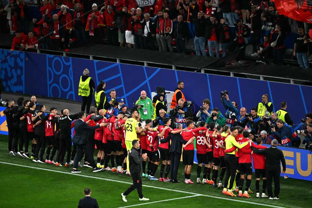 Los jugadores de Albania reconocieron a sus aficionados en Dortmund.