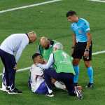 Después de someterse a los exámenes médicos, Mbappé regresó a la concentración de la Selección de Francia, después de sufrir una fractura en la nariz. (Foto Prensa Libre: AFP).