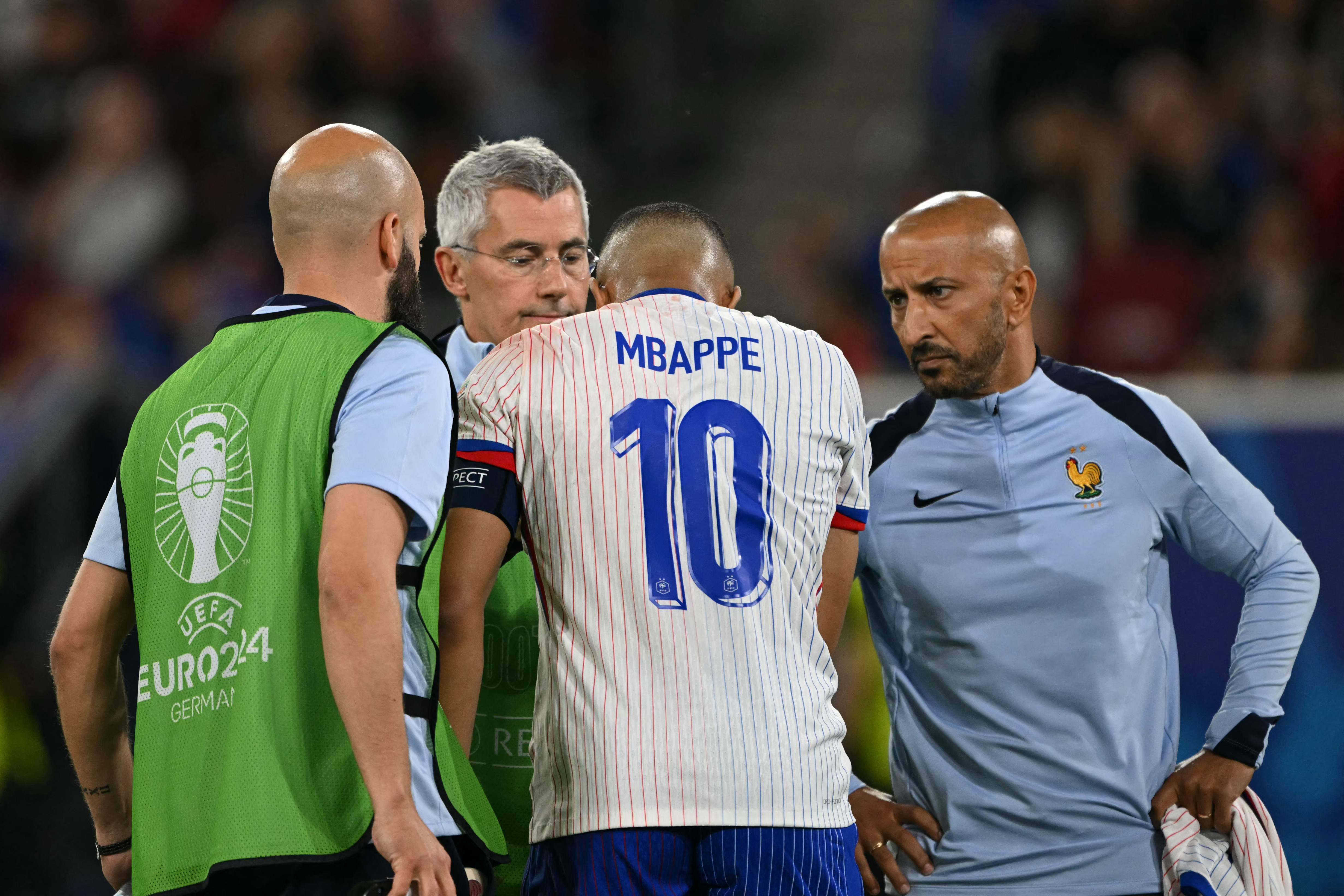 Kylian Mbappé al minuto 90 se fue del campo de juego por un golpe en su nariz.