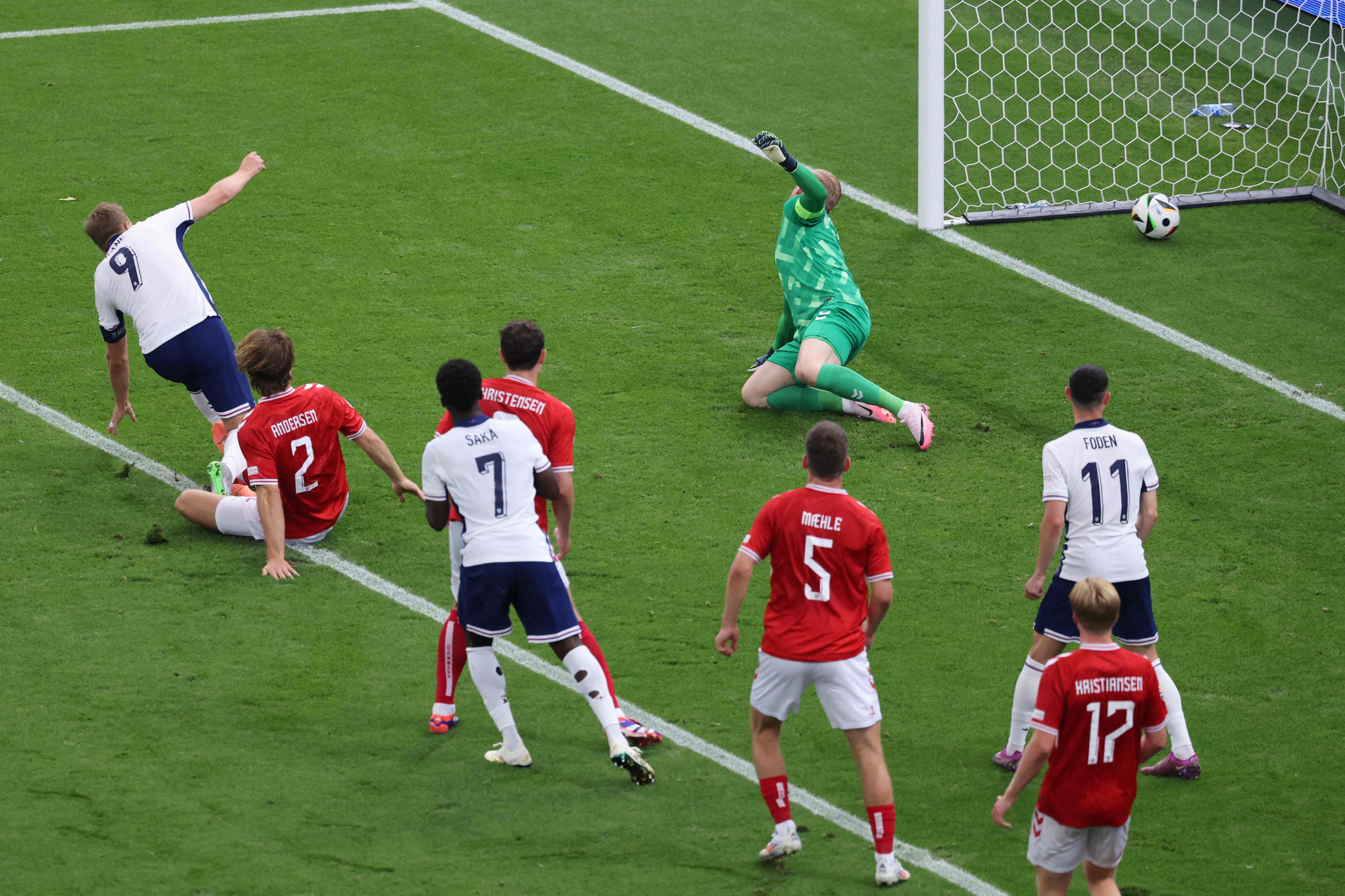 Harry Kane marcando su primer gol en la Eurocopa 2024 ante Dinamarca en el segundo partido de grupos.'