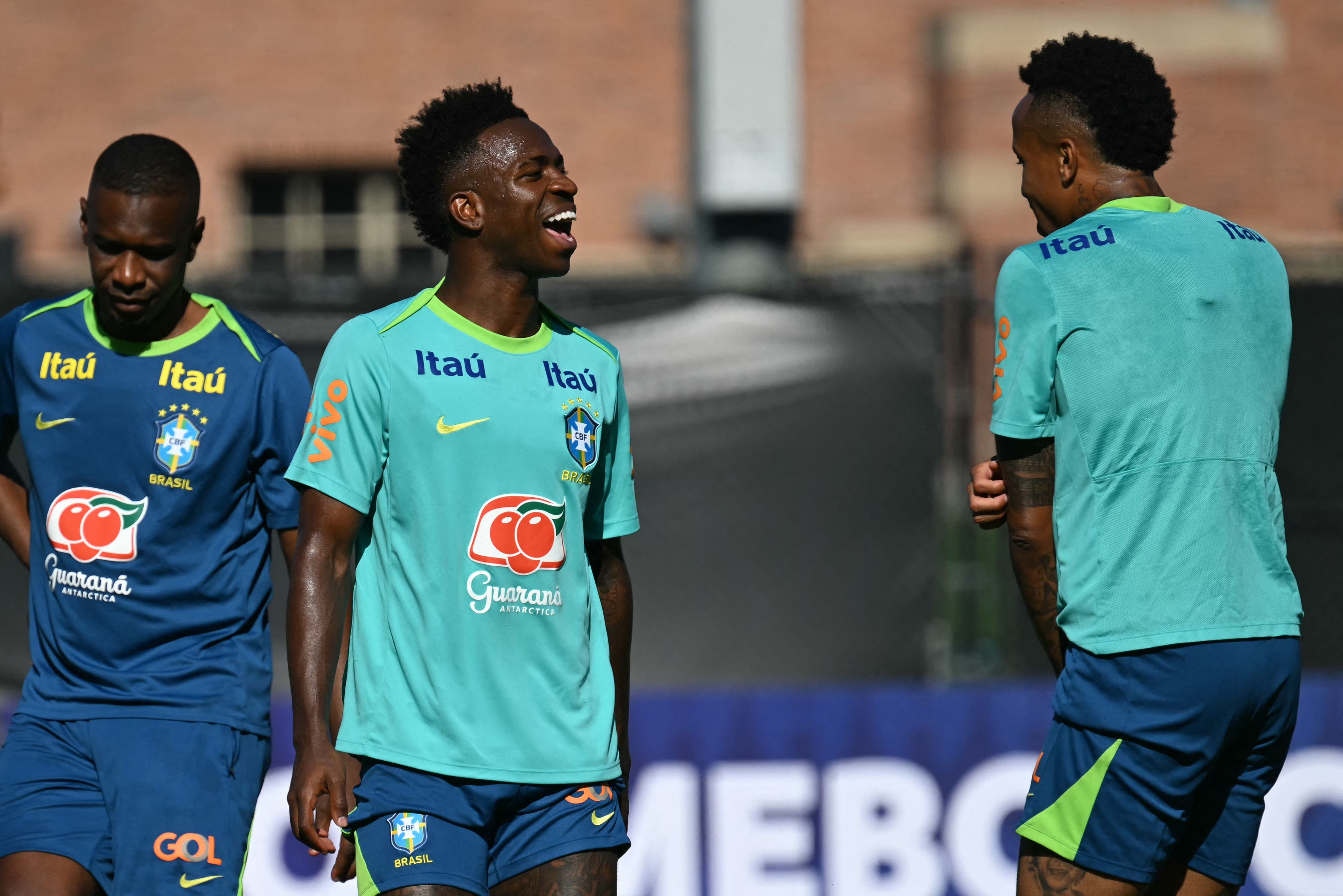 El delantero brasileño, Vinicius Junior (C), participa en un entrenamiento de su equipo antes de debutar en la 2024 Copa América contra Costa Rica.(Foto Prensa Libre: AFP)