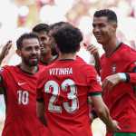 Los futbolistas de Portugal, festejan junto a su capitán, Cristiano Ronaldo, el autogol del turco, Samet Akaydin. (Foto Prensa Libre: AFP)