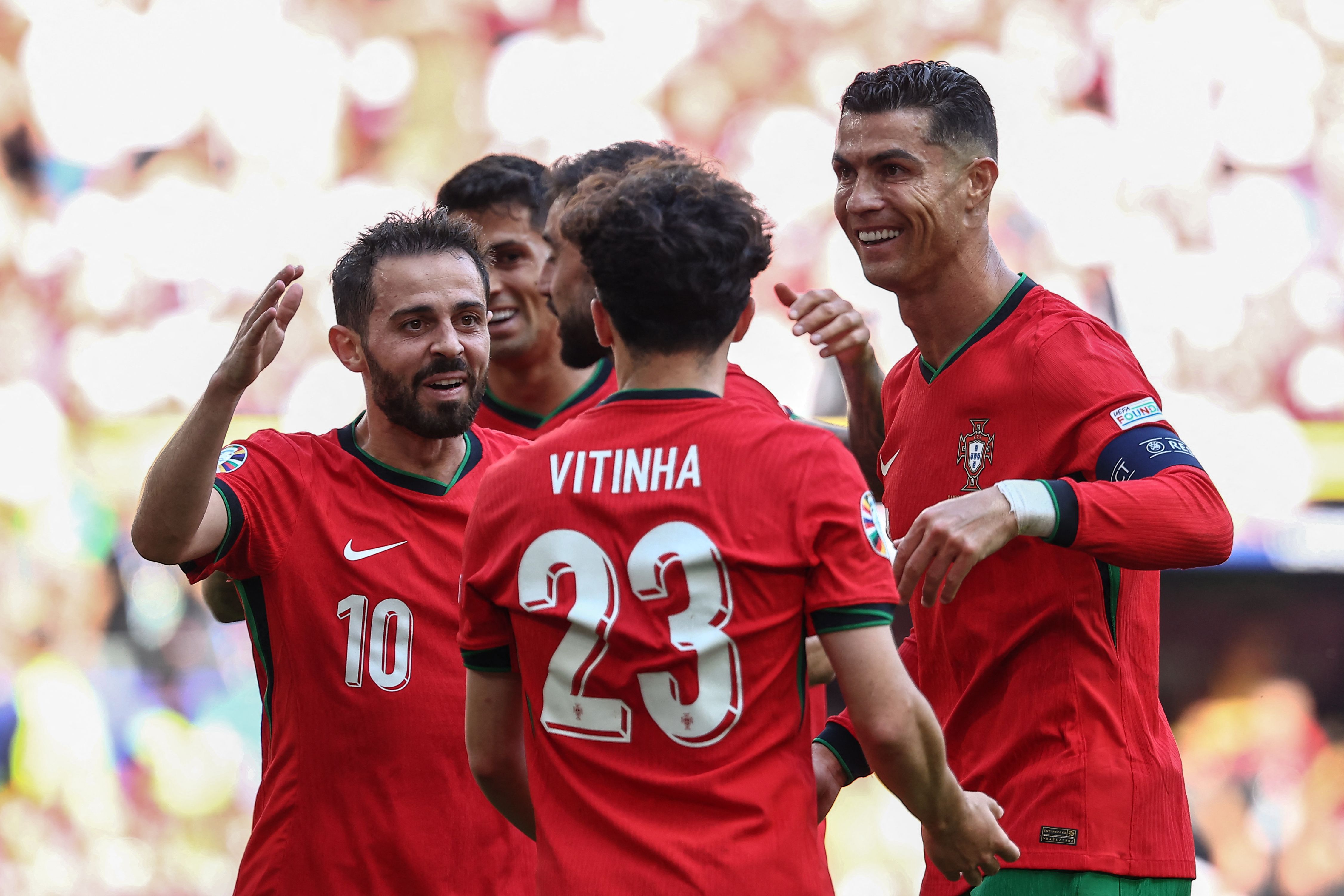 Los futbolistas de Portugal, festejan junto a su capitán, Cristiano Ronaldo, el autogol del turco, Samet Akaydin. (Foto Prensa Libre: AFP)