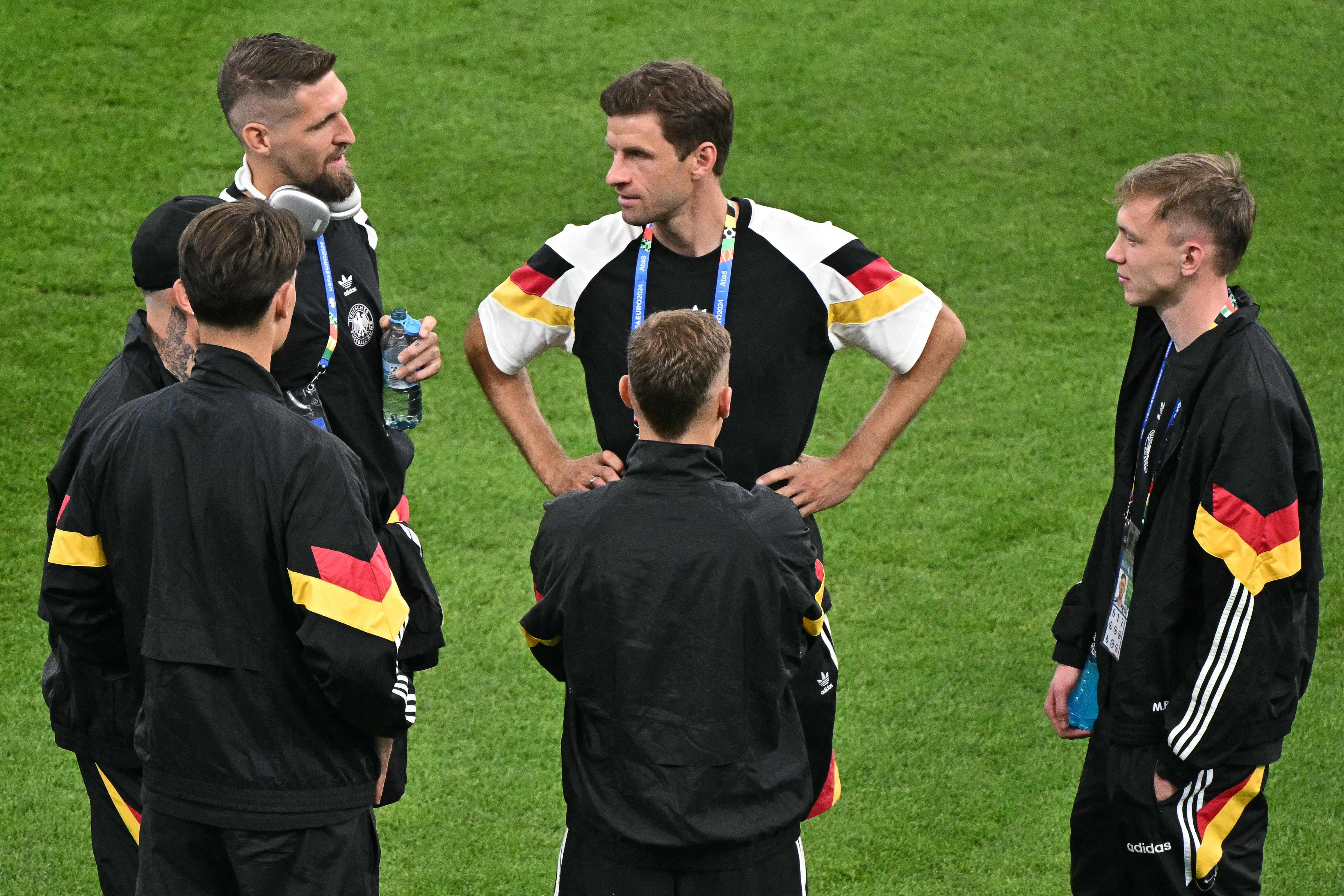 Los seleccionados alemanes, Robert Andrich, Thomas Mueller, y  Maximilian Beier, antes del partido contra Suiza en el Frankfurt Arena. (Foto Prensa Libre: AFP)